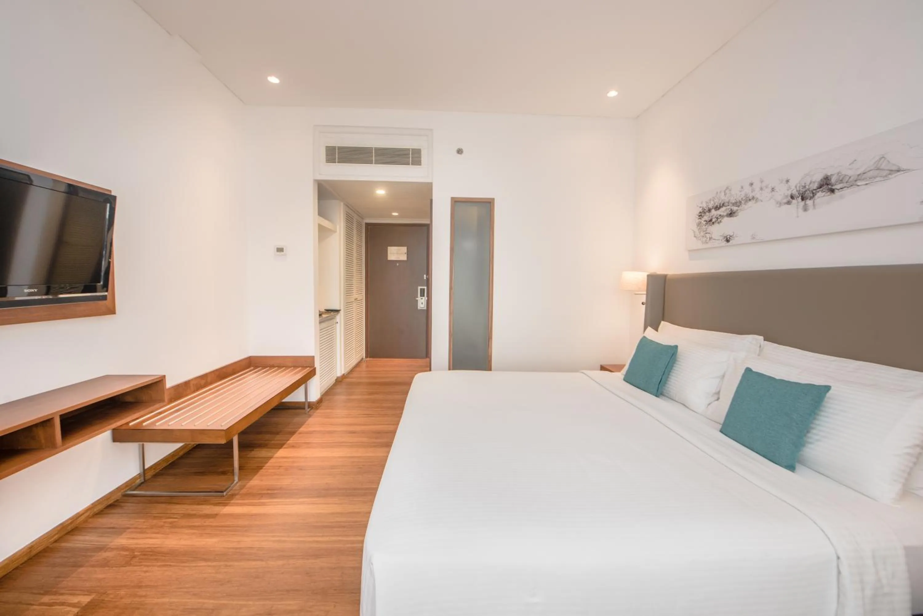 Bedroom, Bed in Vivanta Colombo, Airport Garden