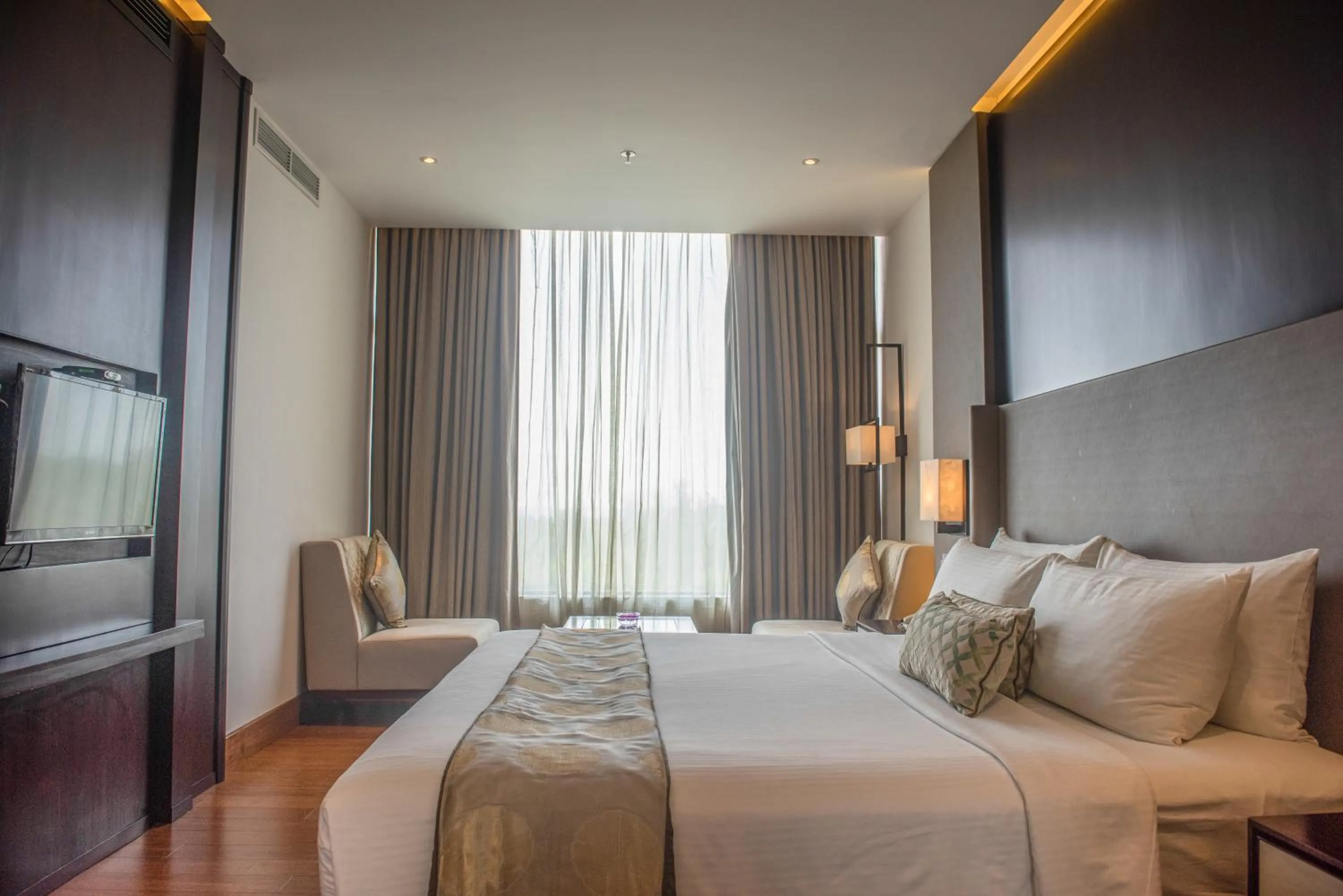 Bed in Vivanta Colombo, Airport Garden