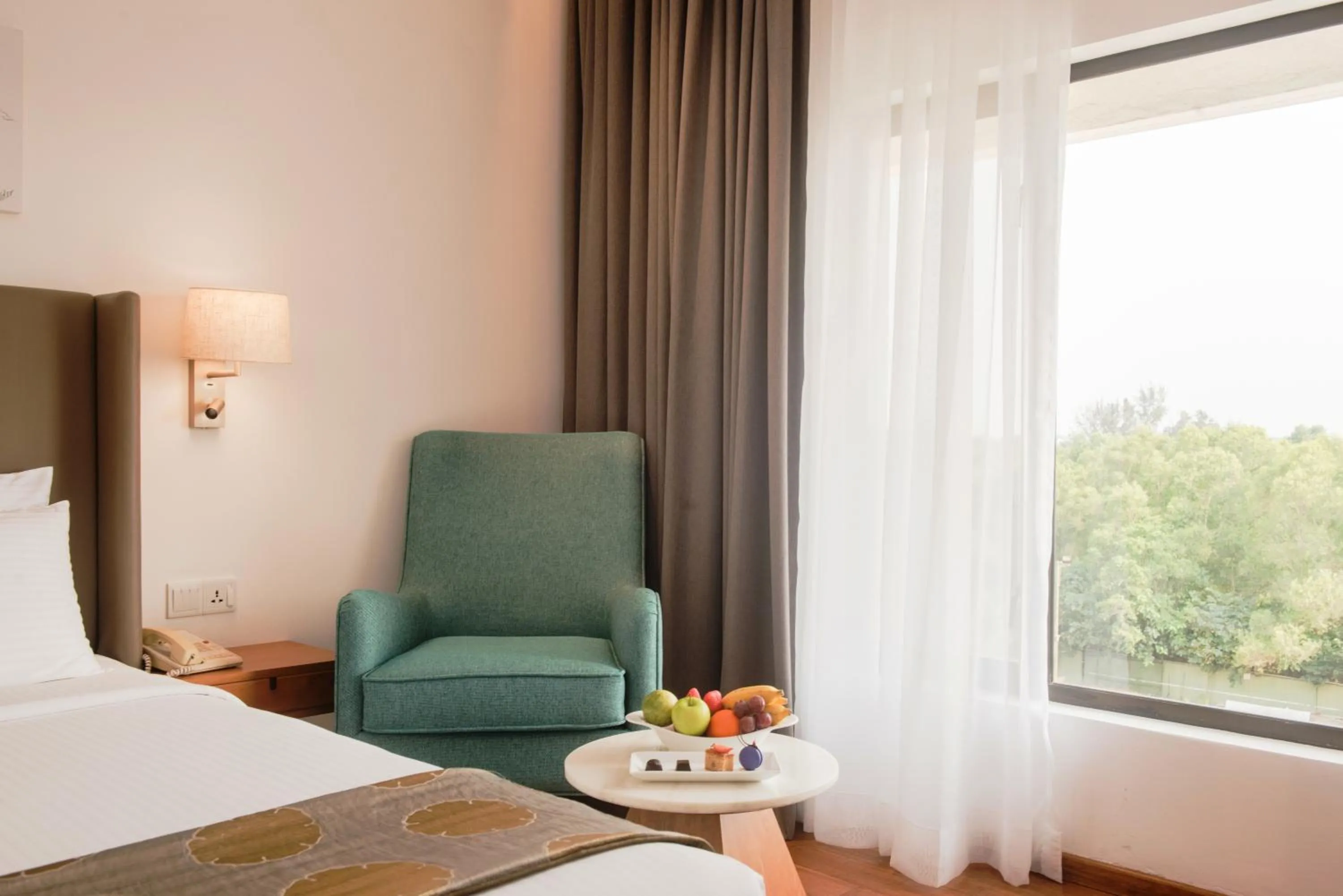 Garden view, Bed in Vivanta Colombo, Airport Garden