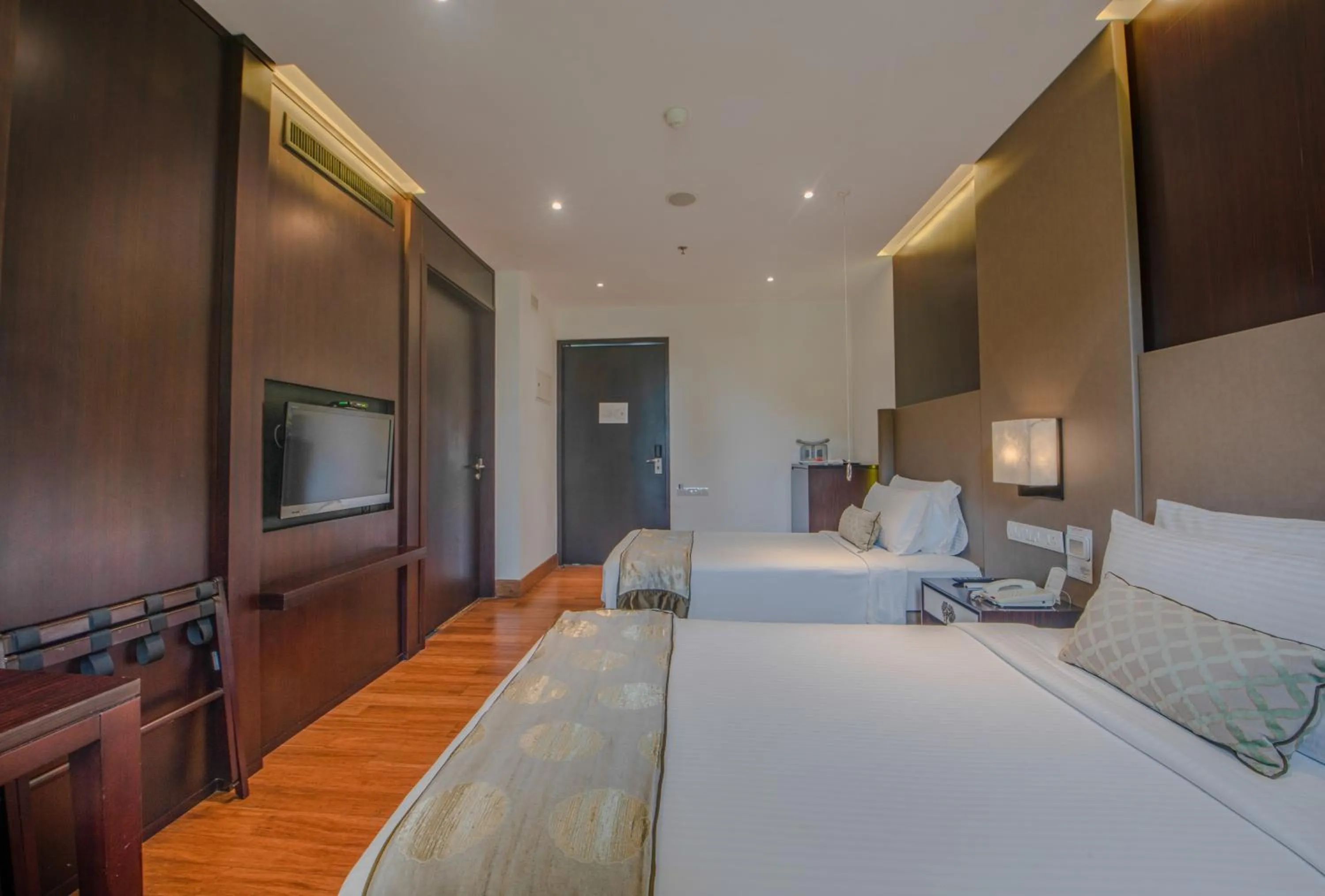 TV and multimedia, Bed in Vivanta Colombo, Airport Garden