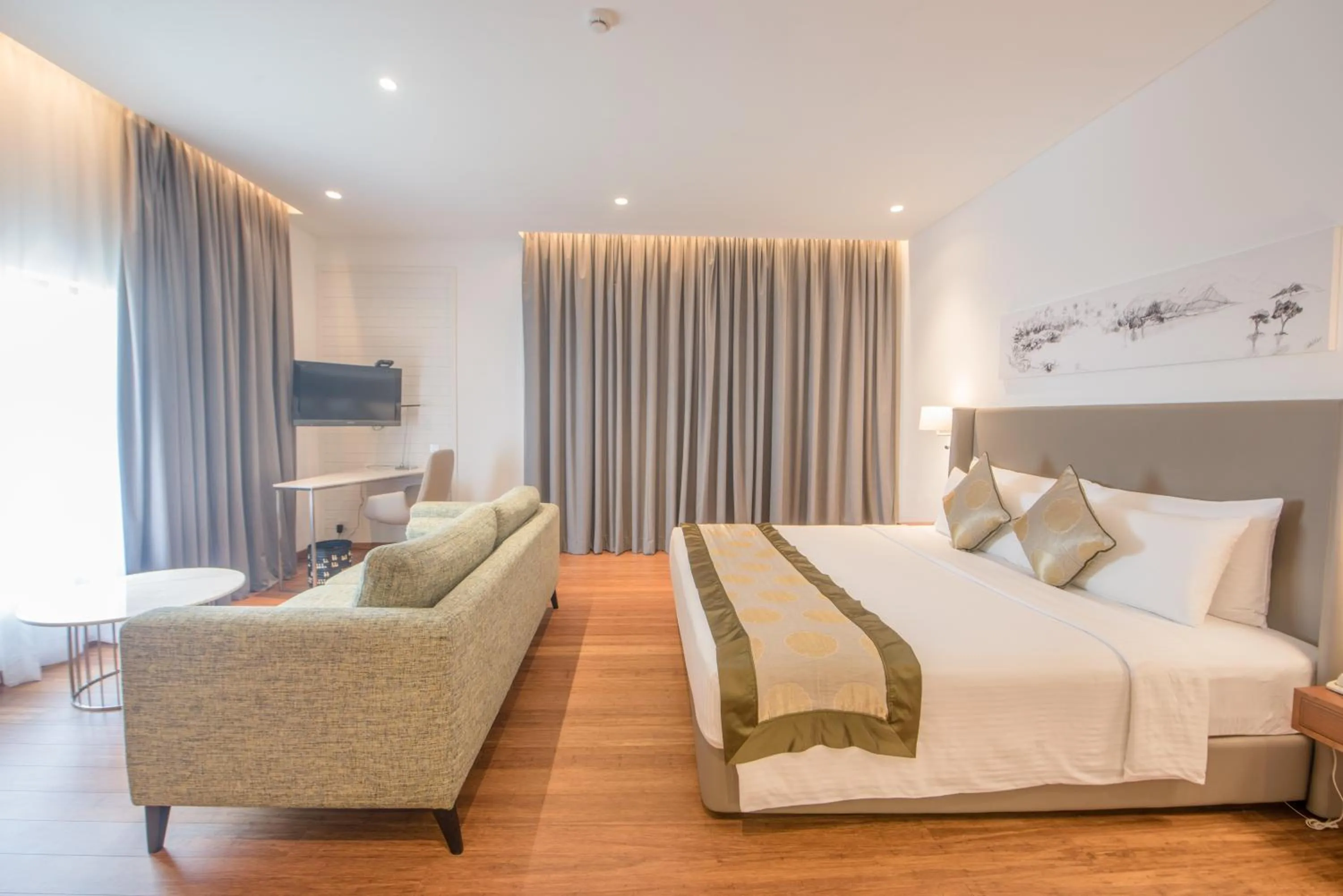 Seating area, Bed in Vivanta Colombo, Airport Garden