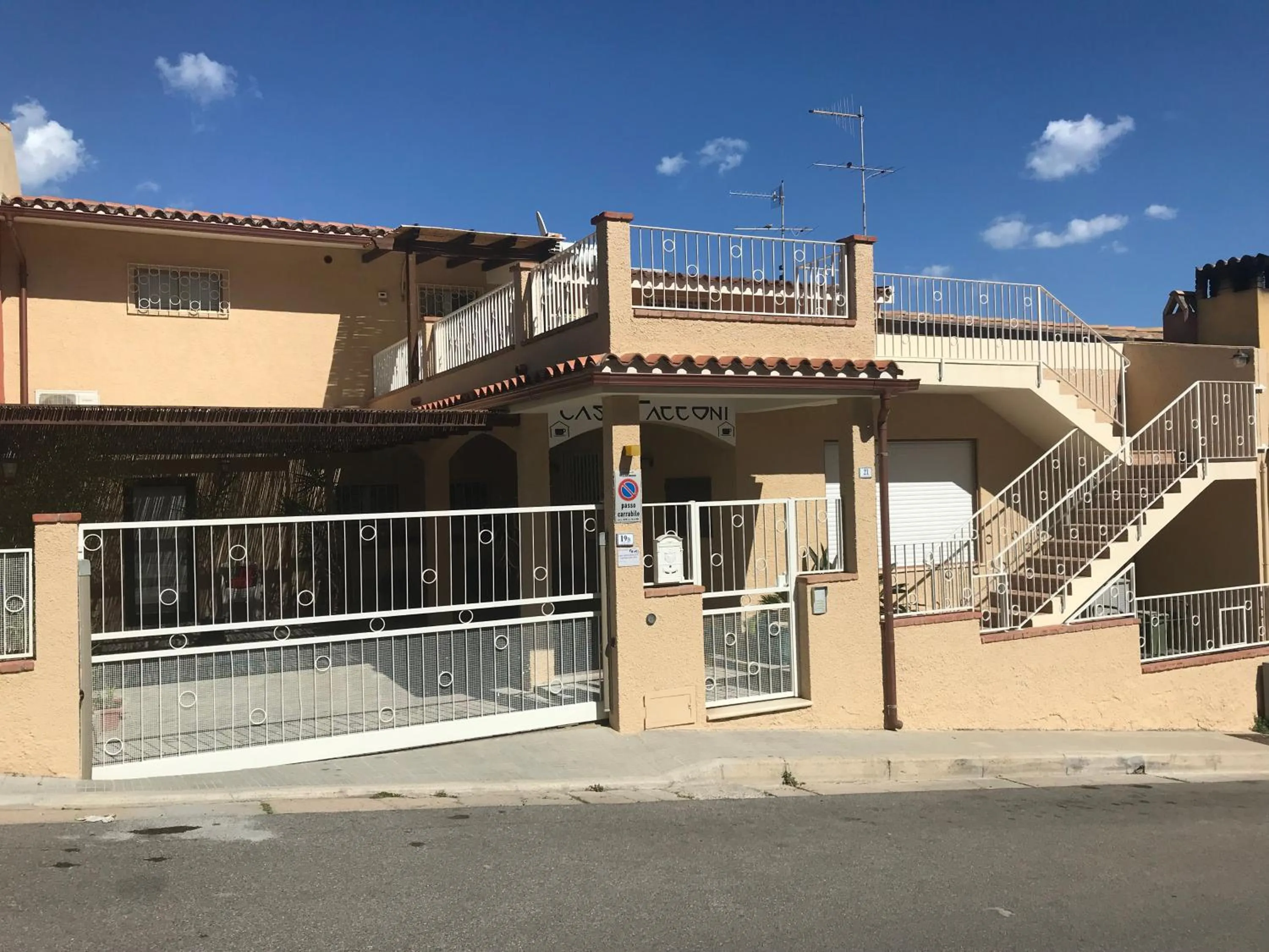 Facade/entrance in Casa Tacconi