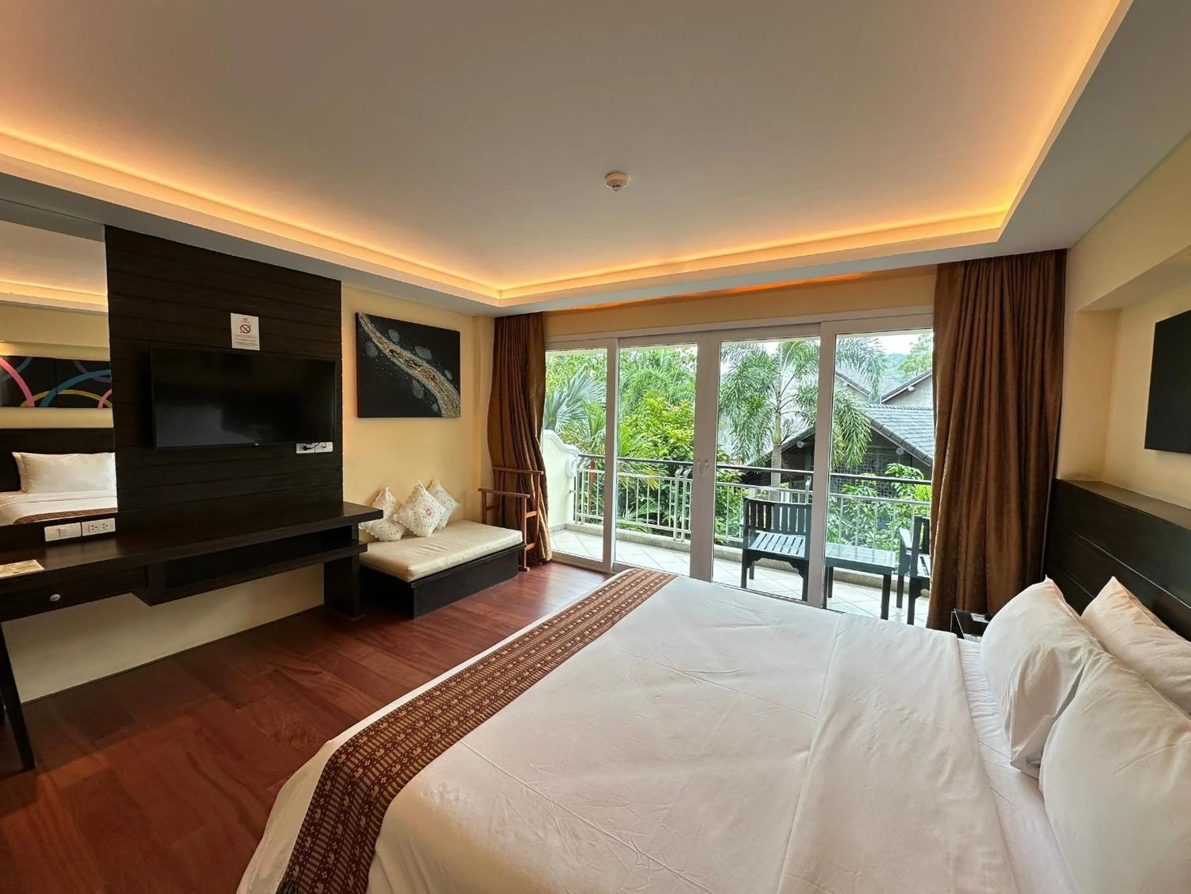 Photo of the whole room, Bed in R-Mar Resort and Spa Patong, Phuket