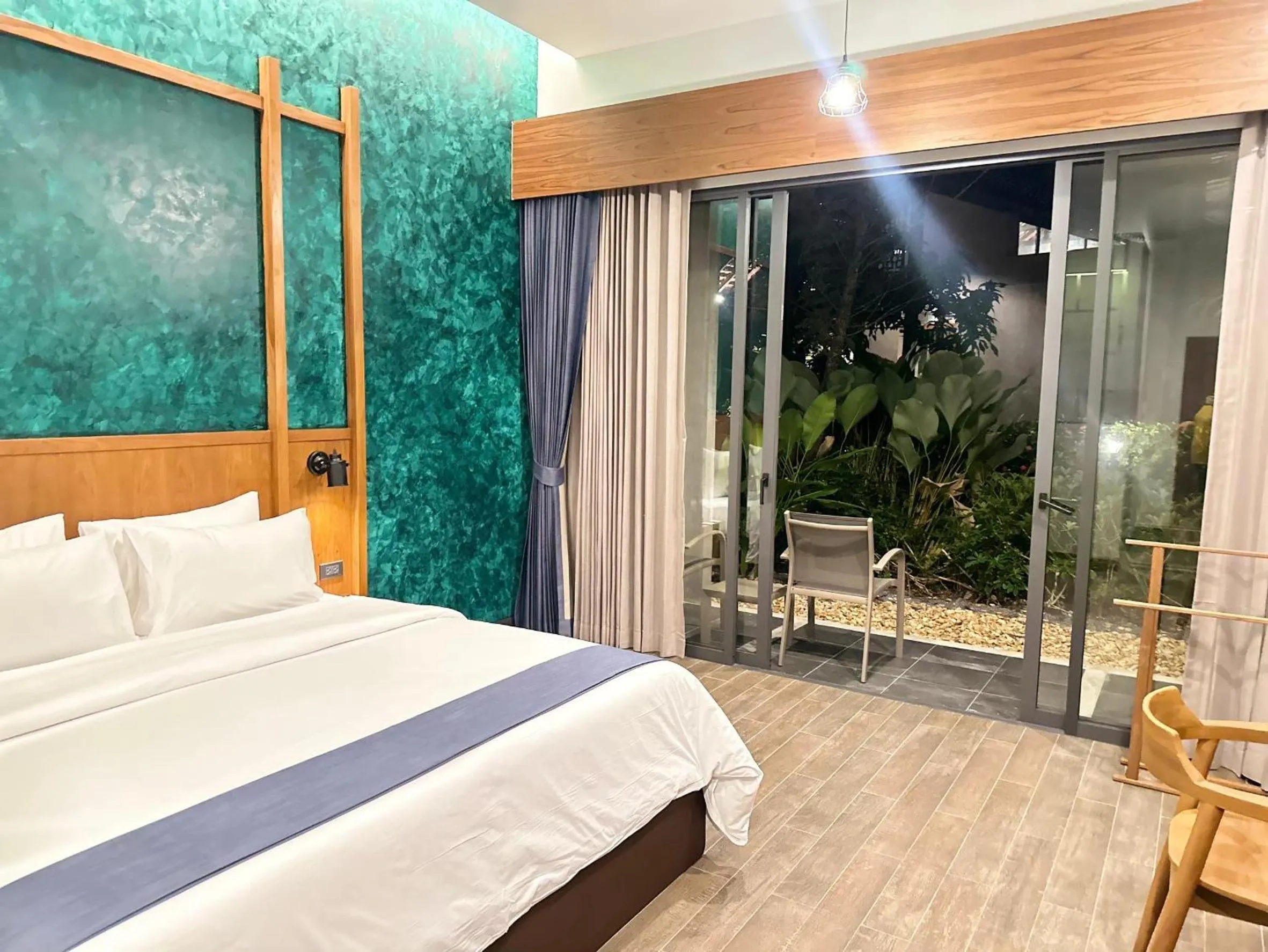 Bedroom, Bed in R-Mar Resort and Spa Patong, Phuket