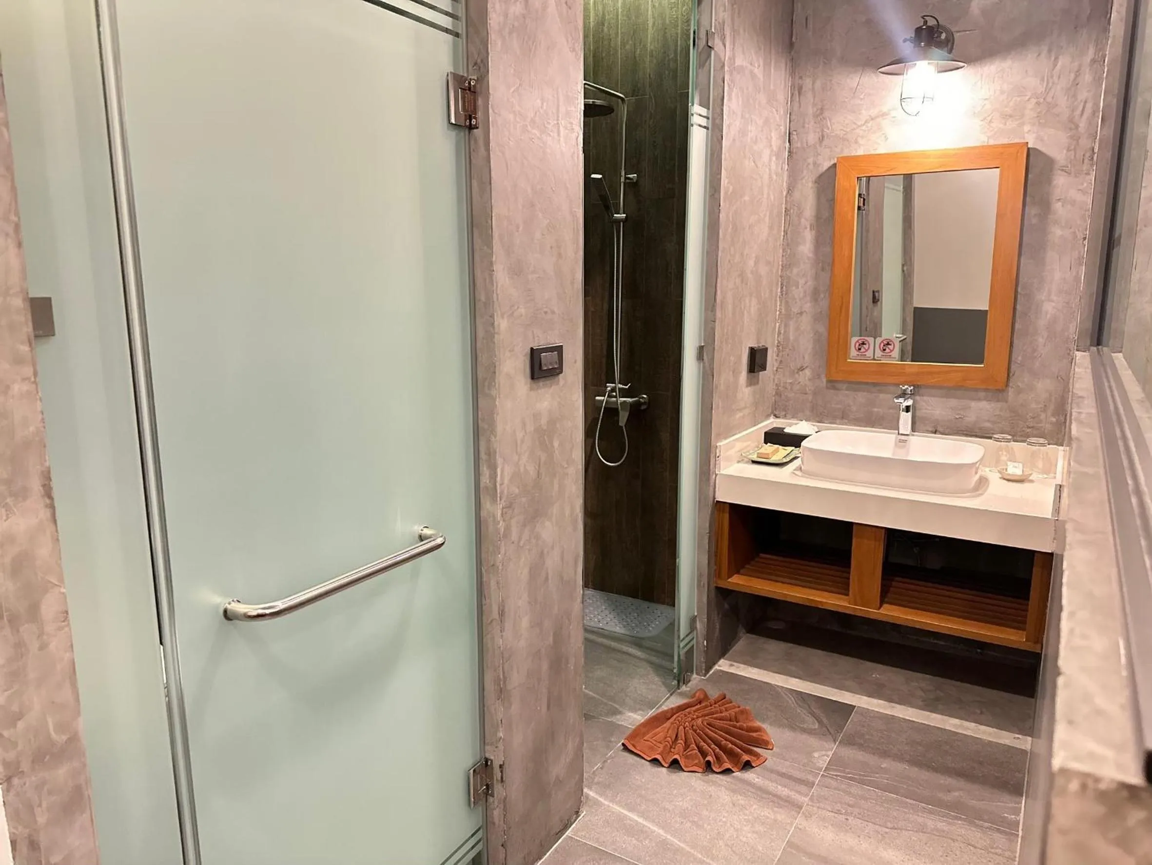 Bathroom in R-Mar Resort and Spa Patong, Phuket