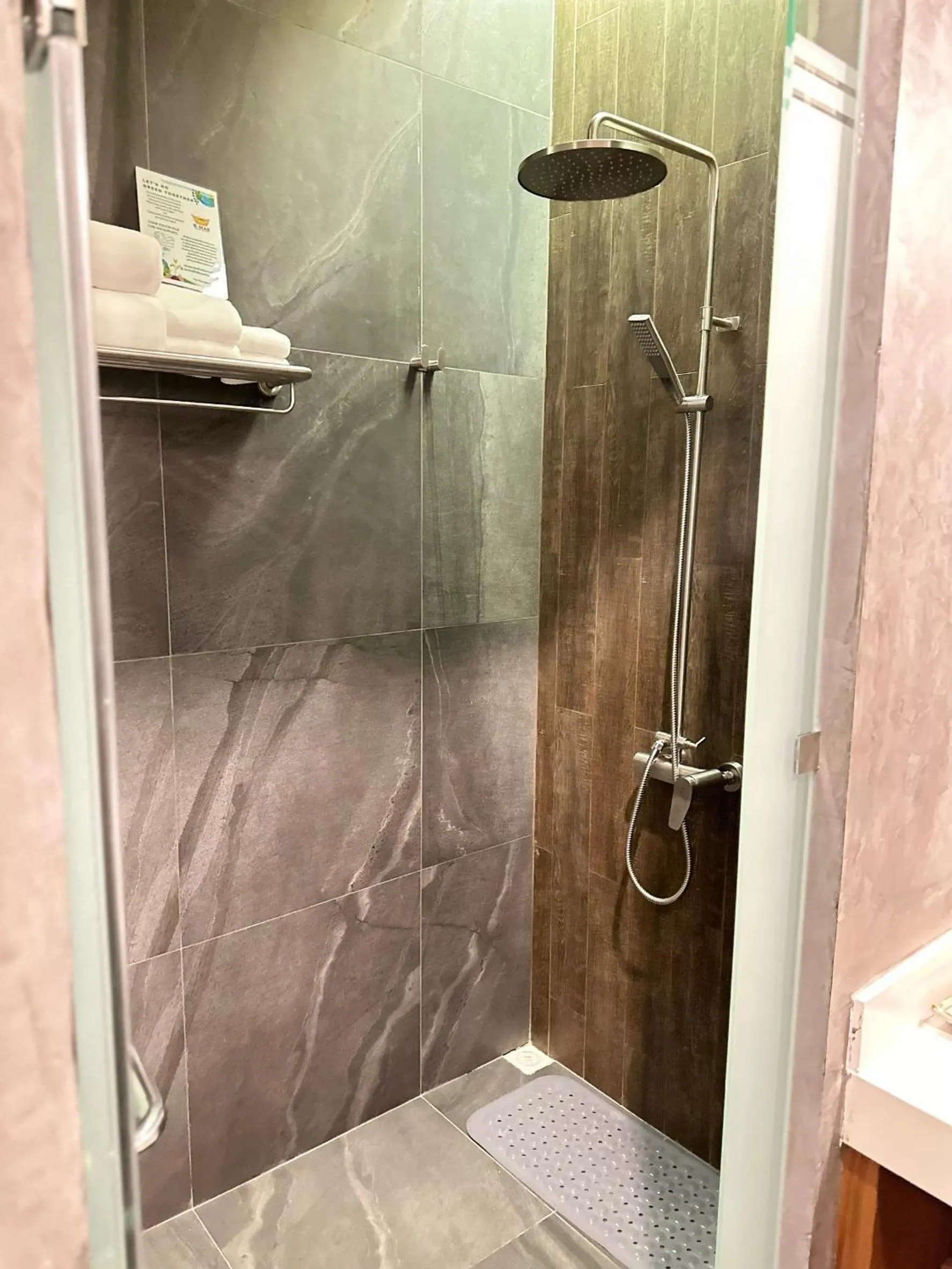 Shower in R-Mar Resort and Spa Patong, Phuket