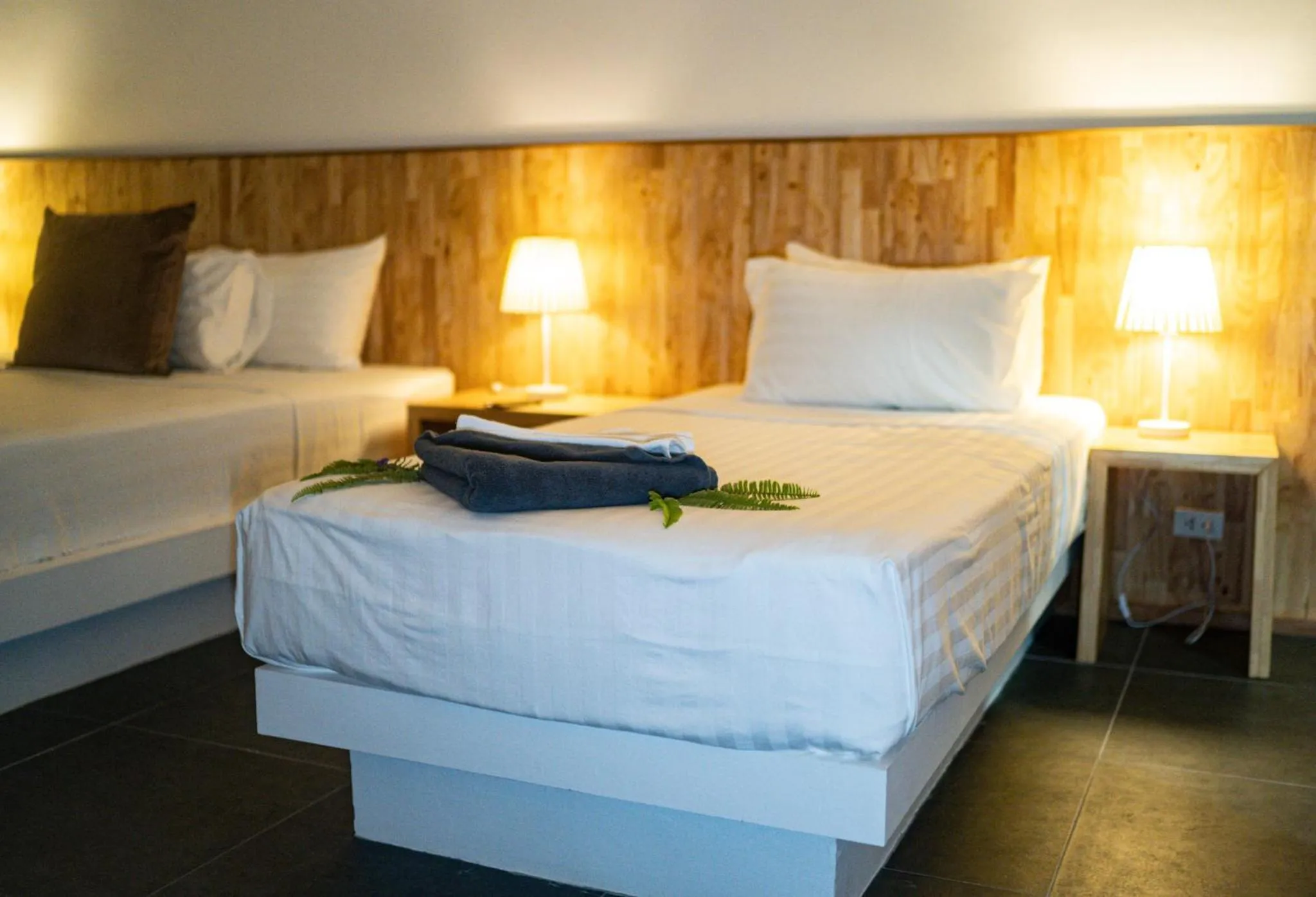 Bed in The Cosy Maenam Beach Resort