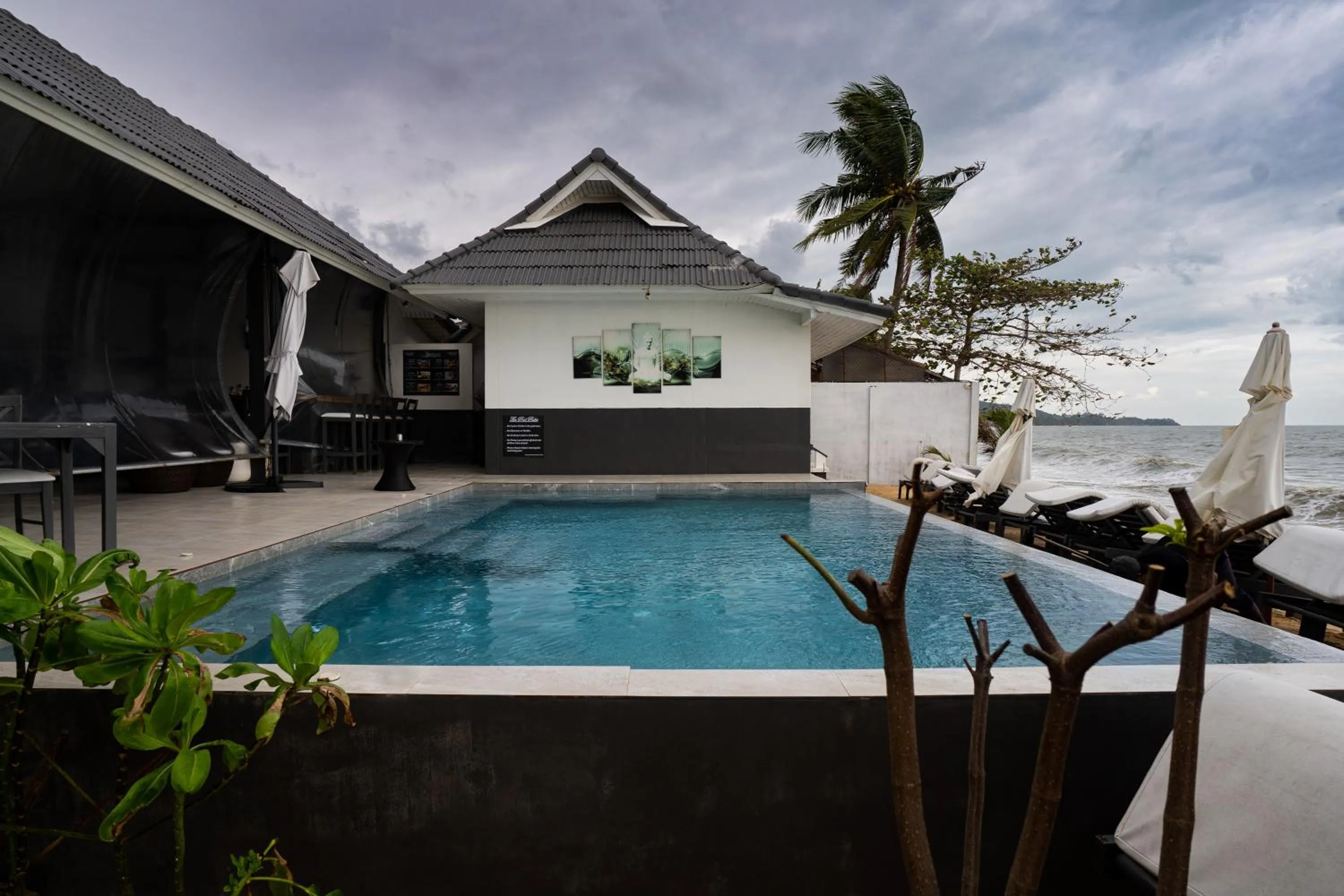 The Cosy Maenam Beach Resort