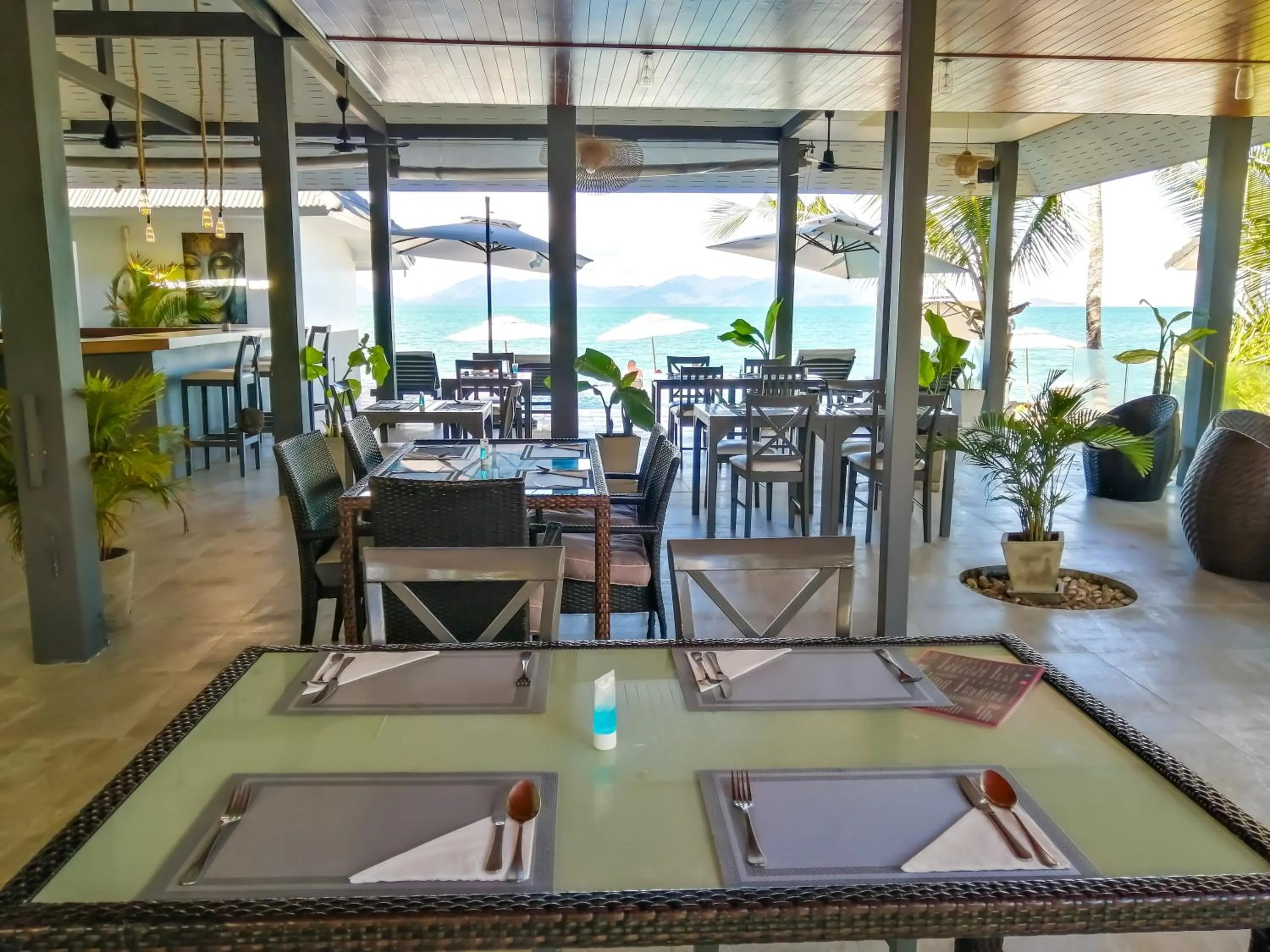 Restaurant/places to eat in The Cosy Maenam Beach Resort