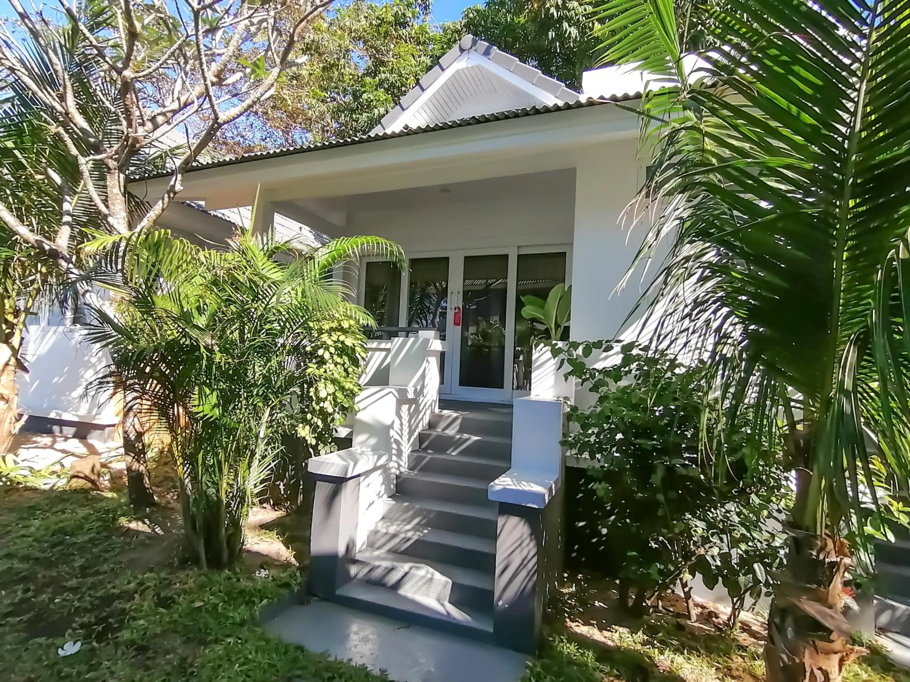 Facade/entrance in The Cosy Maenam Beach Resort