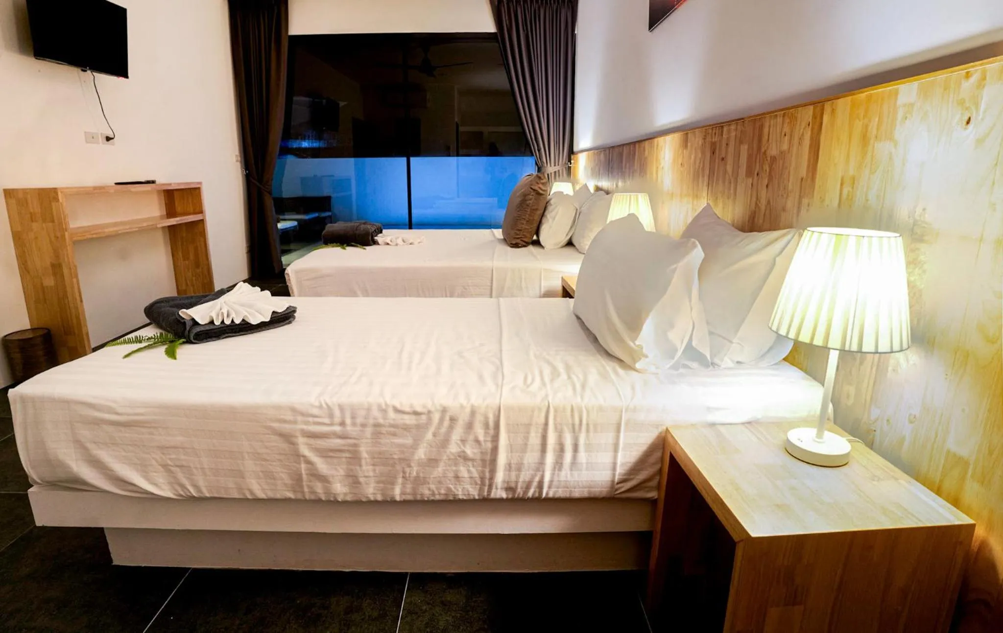 Bed in The Cosy Maenam Beach Resort