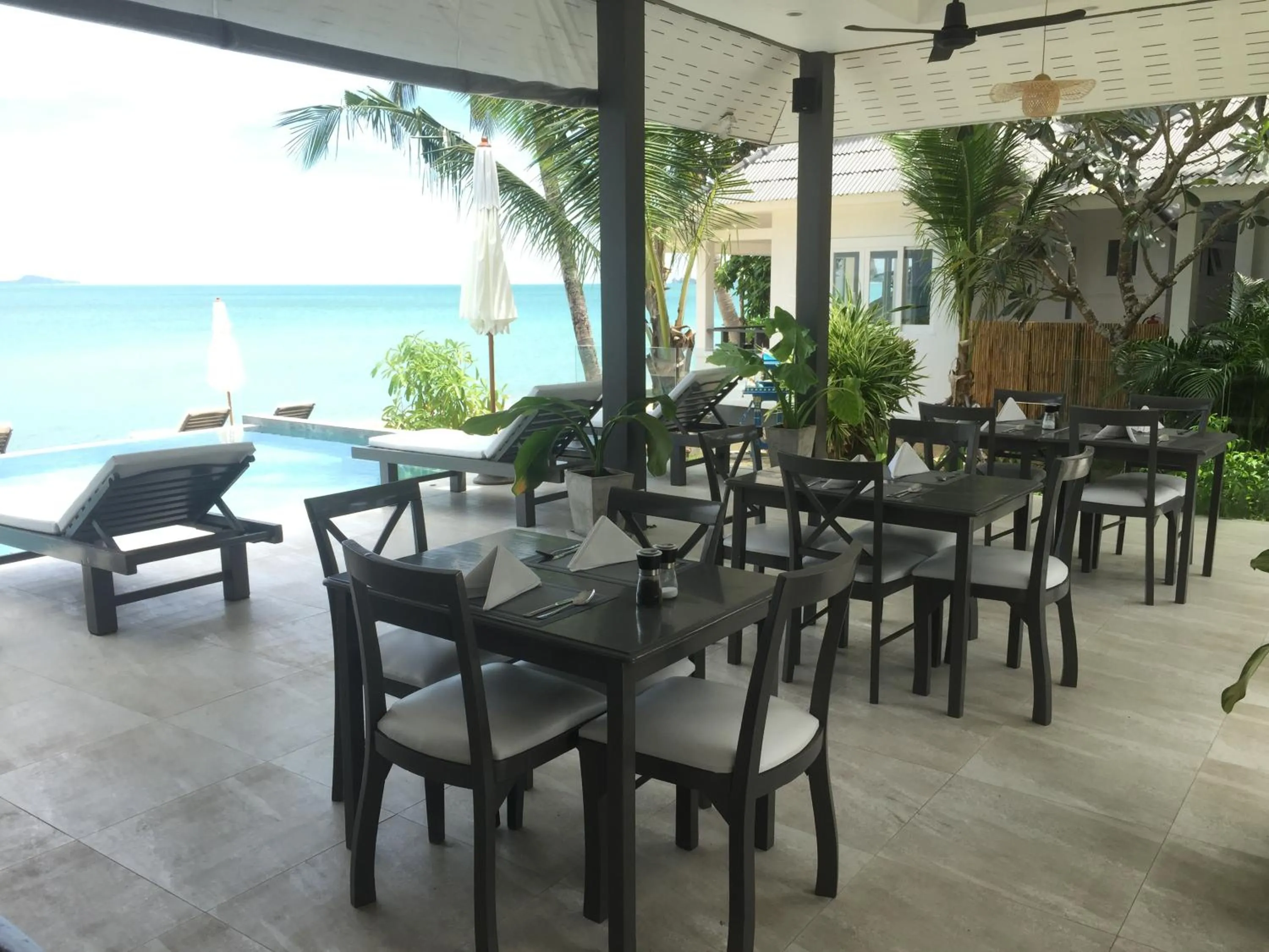Restaurant/places to eat in The Cosy Maenam Beach Resort