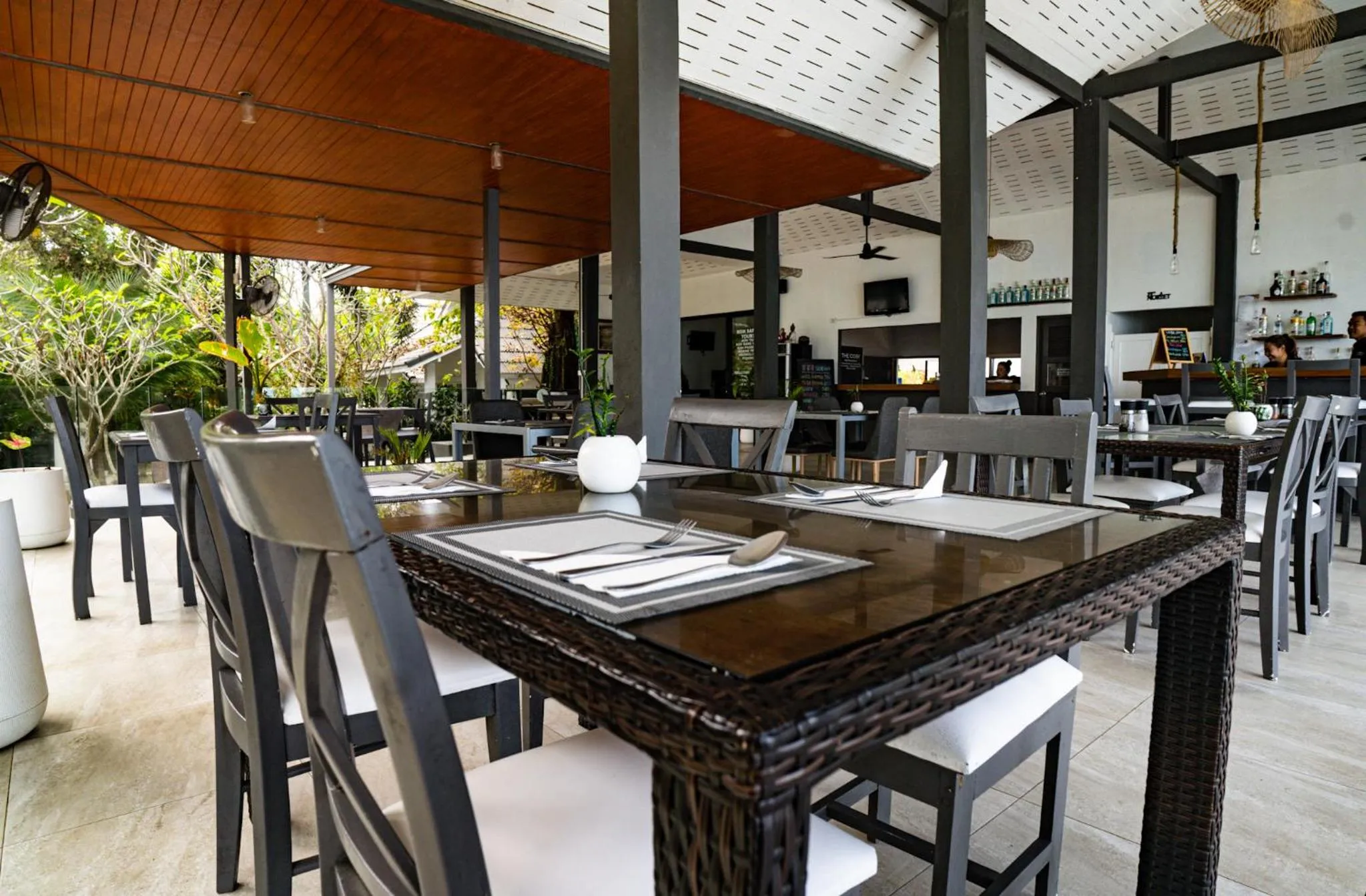 Restaurant/places to eat in The Cosy Maenam Beach Resort