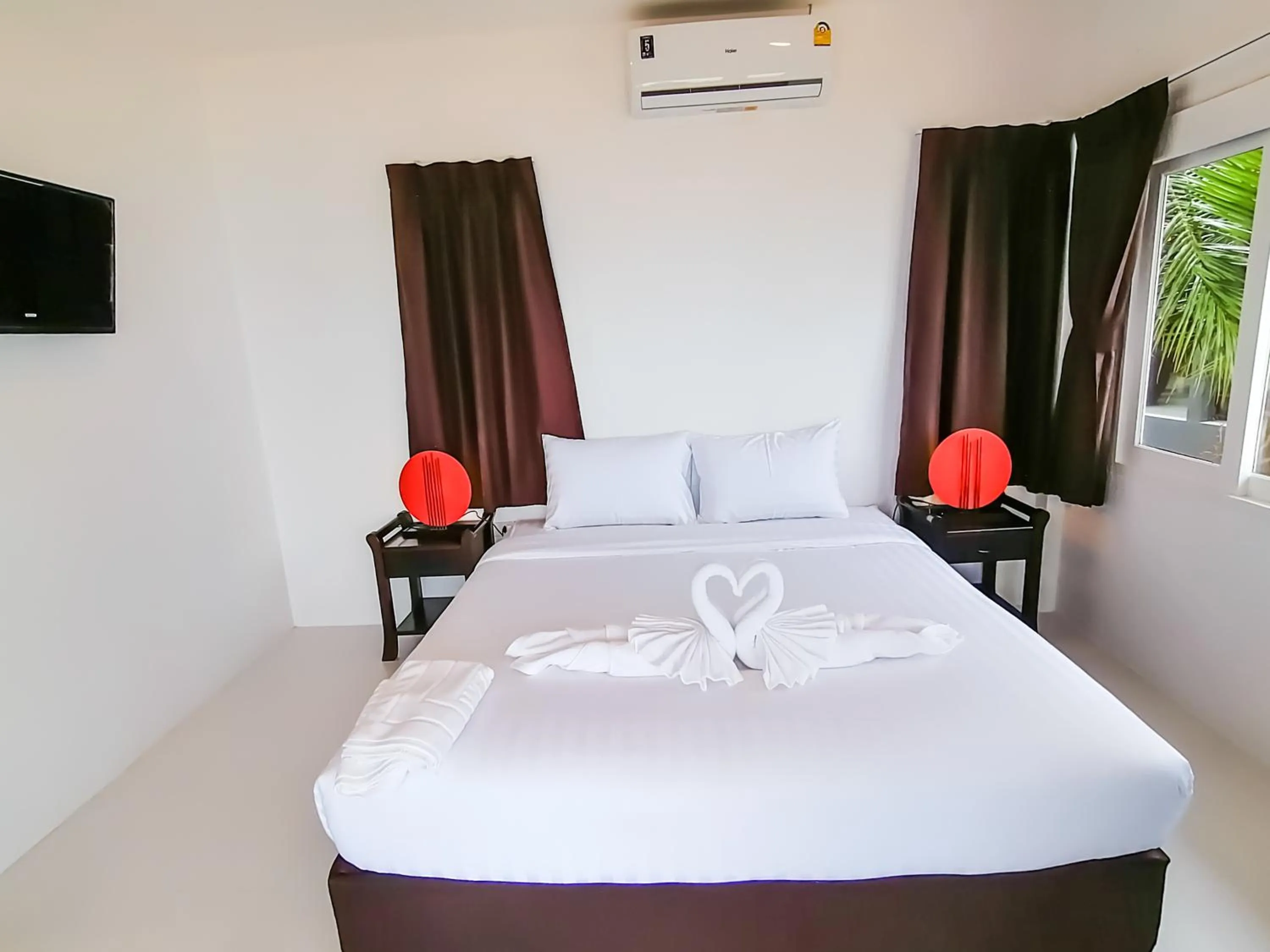 Bed in The Cosy Maenam Beach Resort