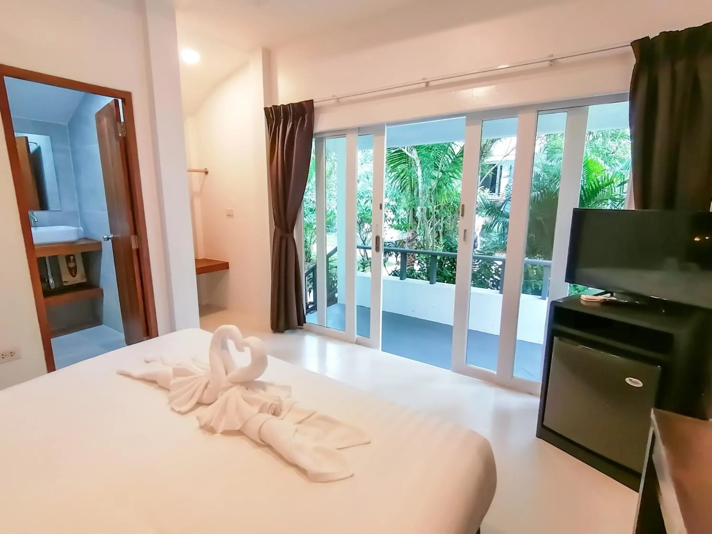 Double Room with Garden View in The Cosy Maenam Beach Resort Double Room with Garden View in The Cosy Maenam Beach Resort