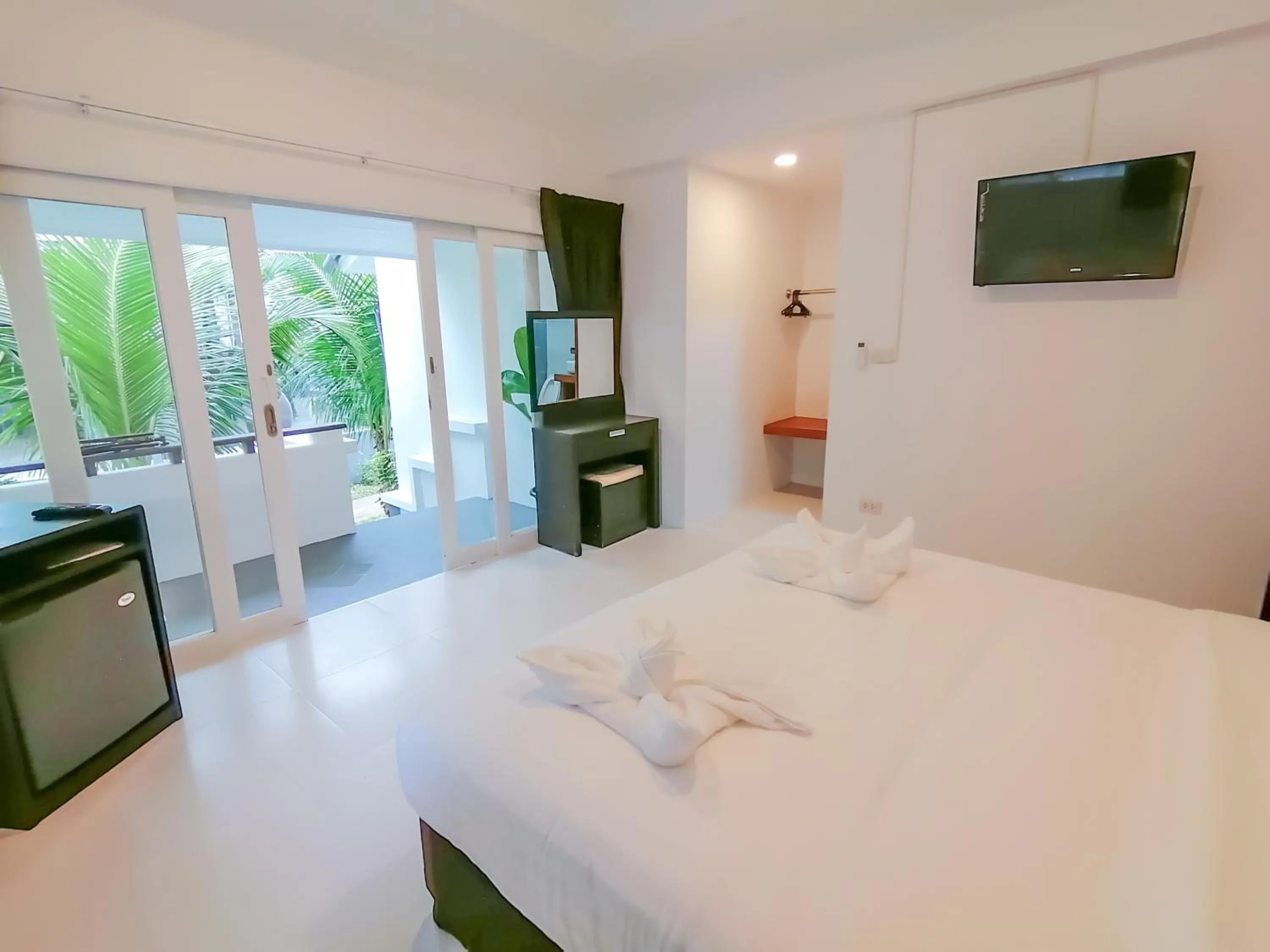 Photo of the whole room, Bed in The Cosy Maenam Beach Resort