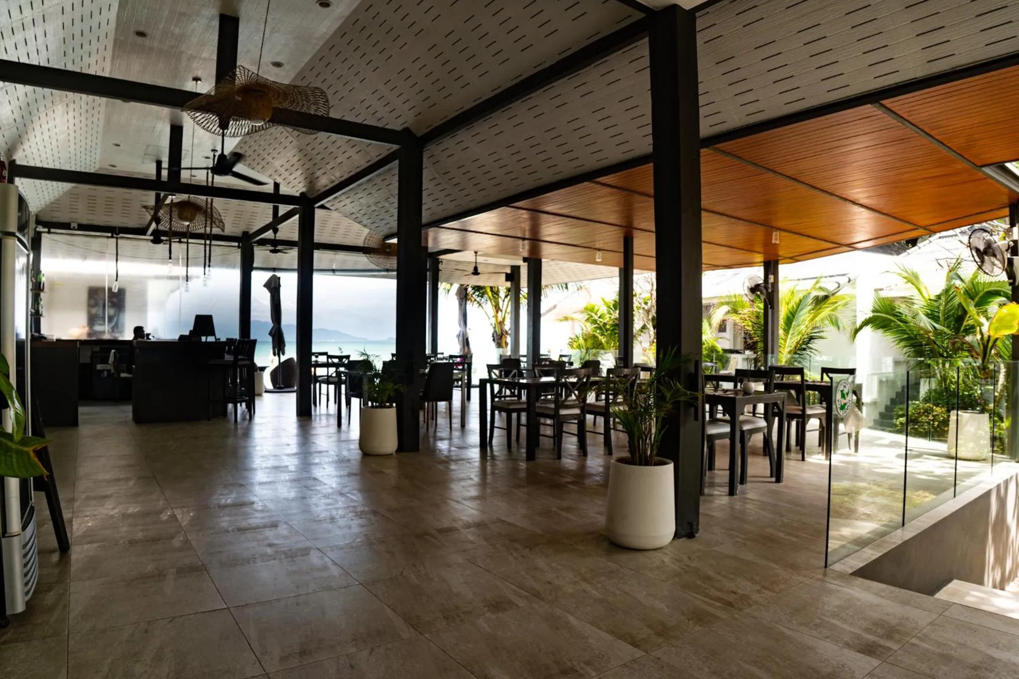 Restaurant/places to eat in The Cosy Maenam Beach Resort