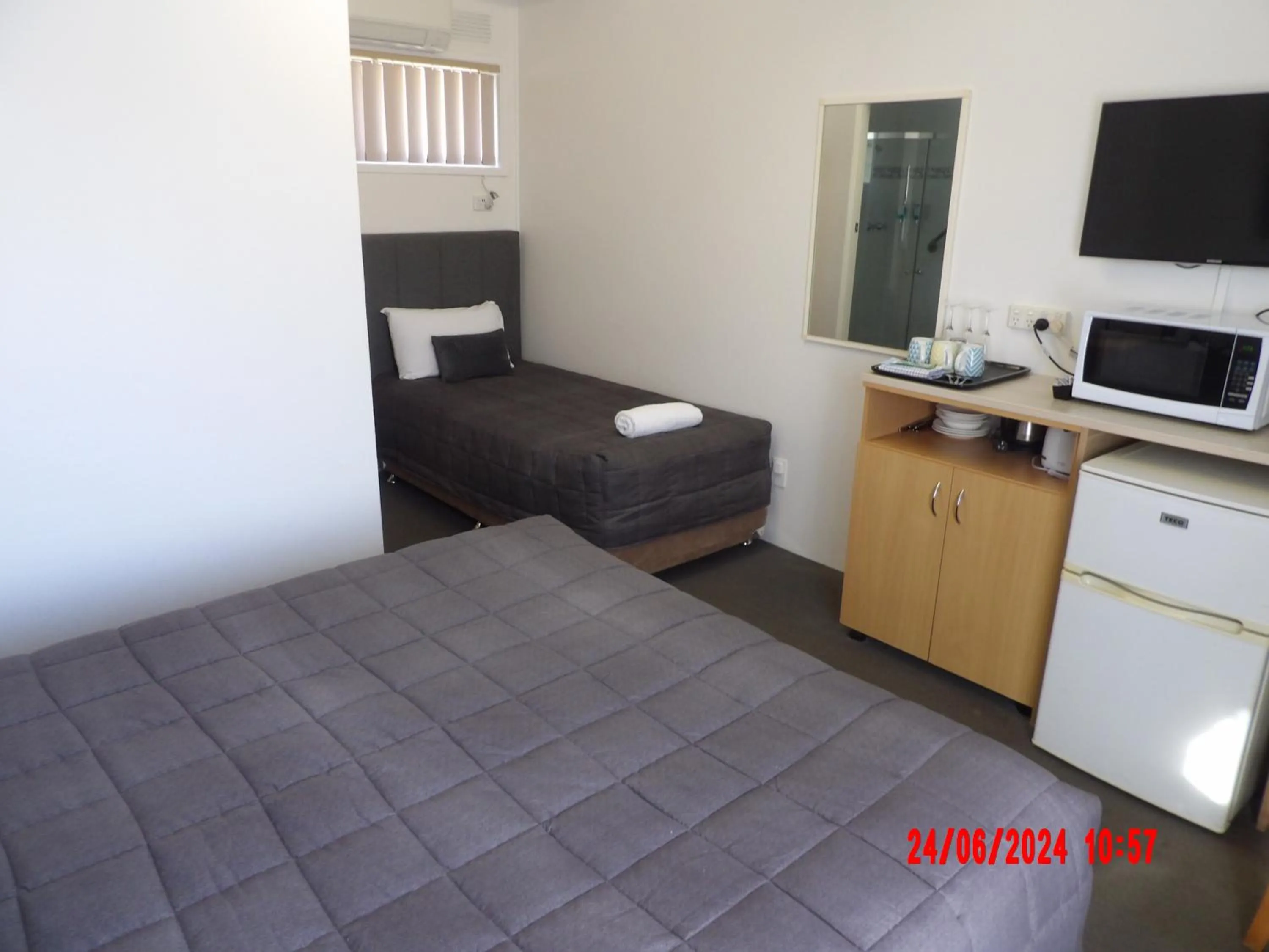 Photo of the whole room, Bed in Kiama Motel 617