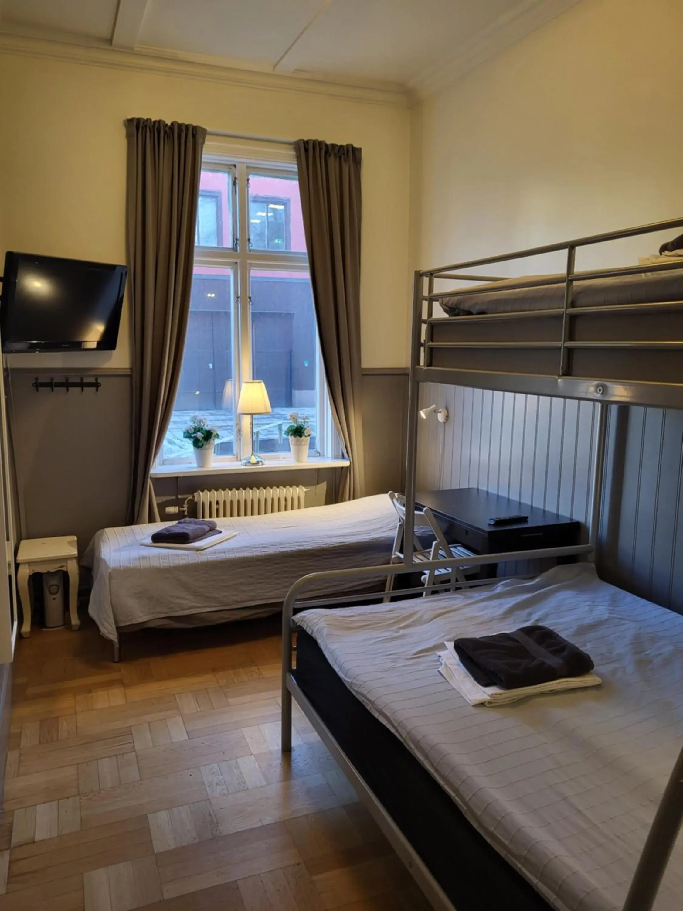 Triple Room with Shared Bathroom in Vandrarhem Uppsala Kungsängstorg Triple Room with Shared Bathroom in Vandrarhem Uppsala Kungsängstorg