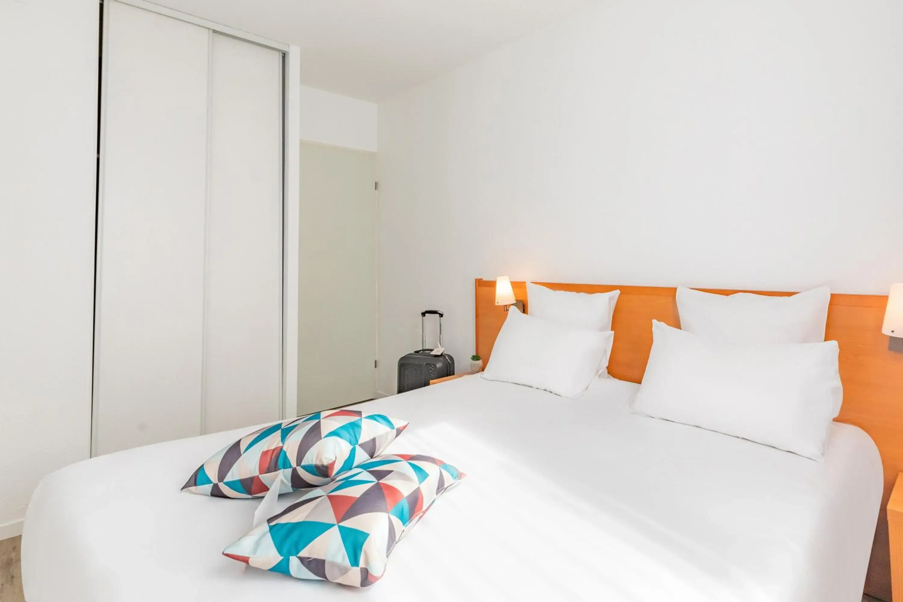 Photo of the whole room, Bed in Appart’City Confort Lyon Gerland Photo of the whole room, Bed in Appart’City Confort Lyon Gerland