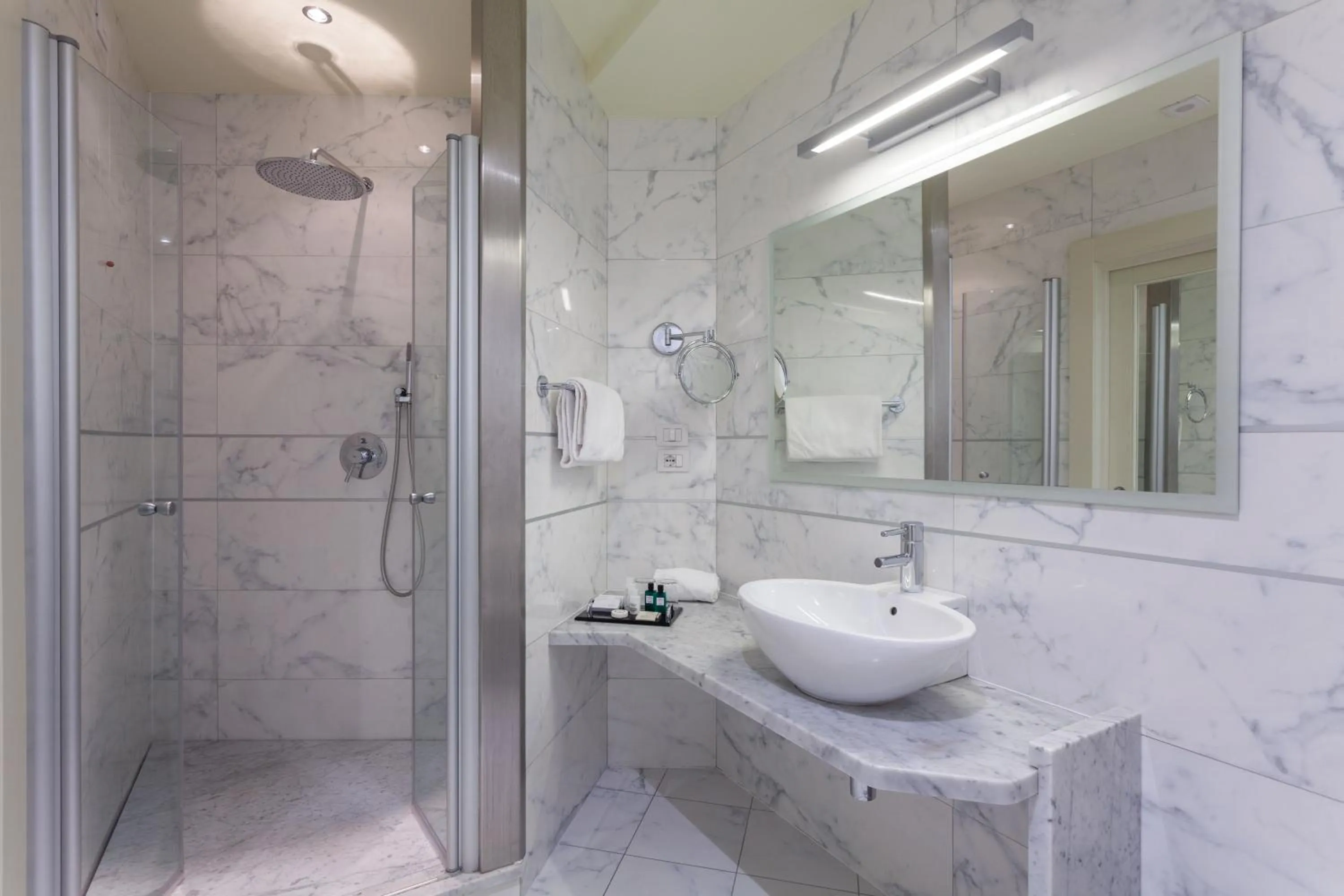 Bathroom in Hotel Kristal Palace - Tonelli Hotels - Adult Friendly