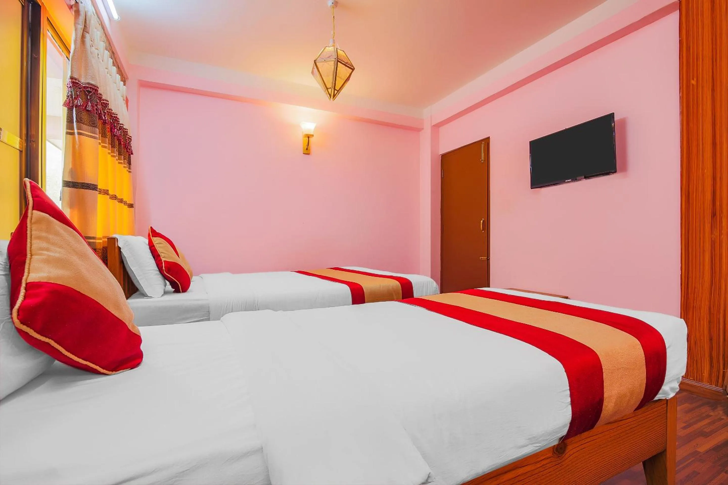 Twin Room with Private Bathroom in Hotel Everest Window View
