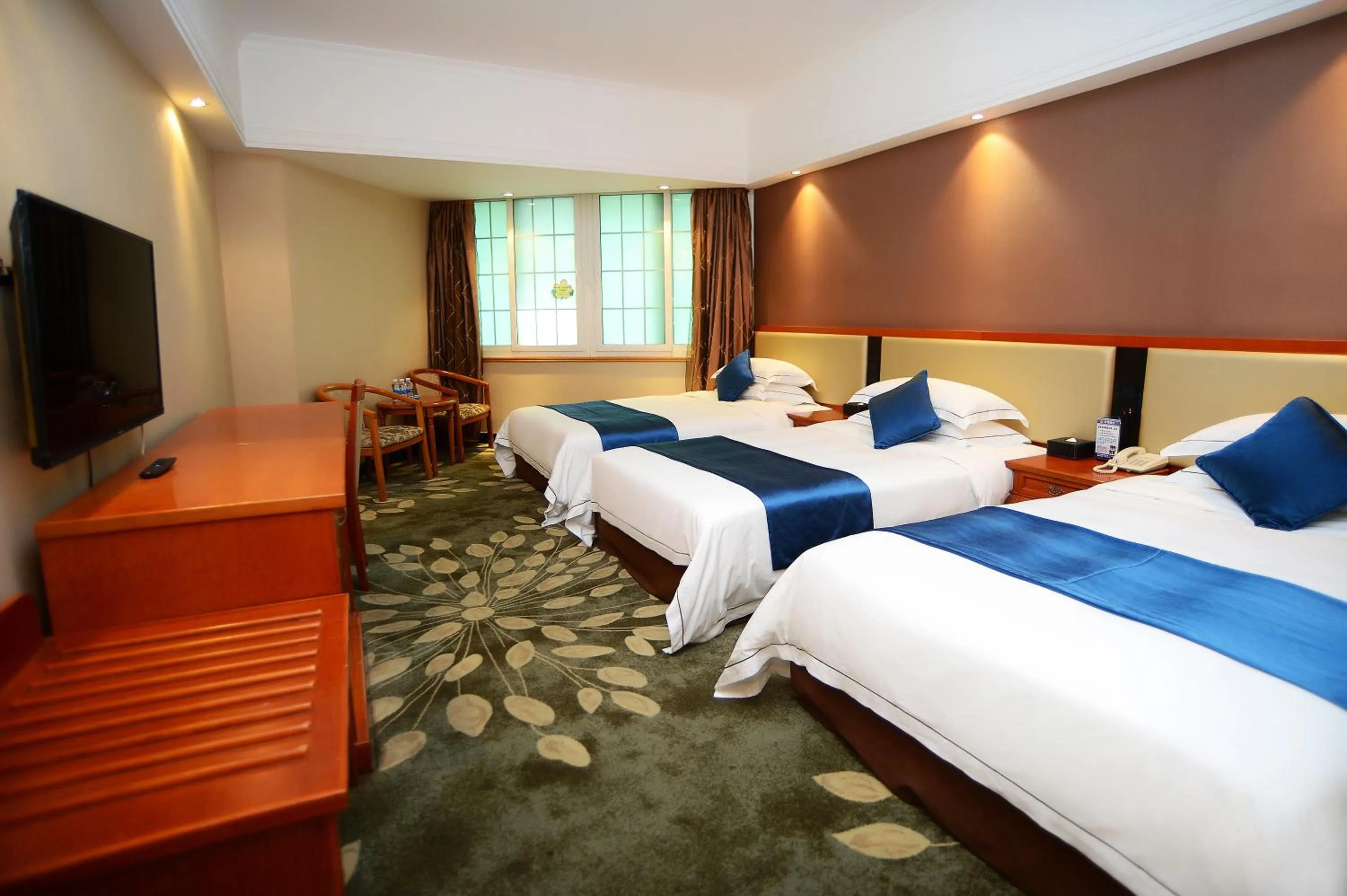 Photo of the whole room, Bed in Shenzhen Kaili Hotel, Guomao Shopping Mall