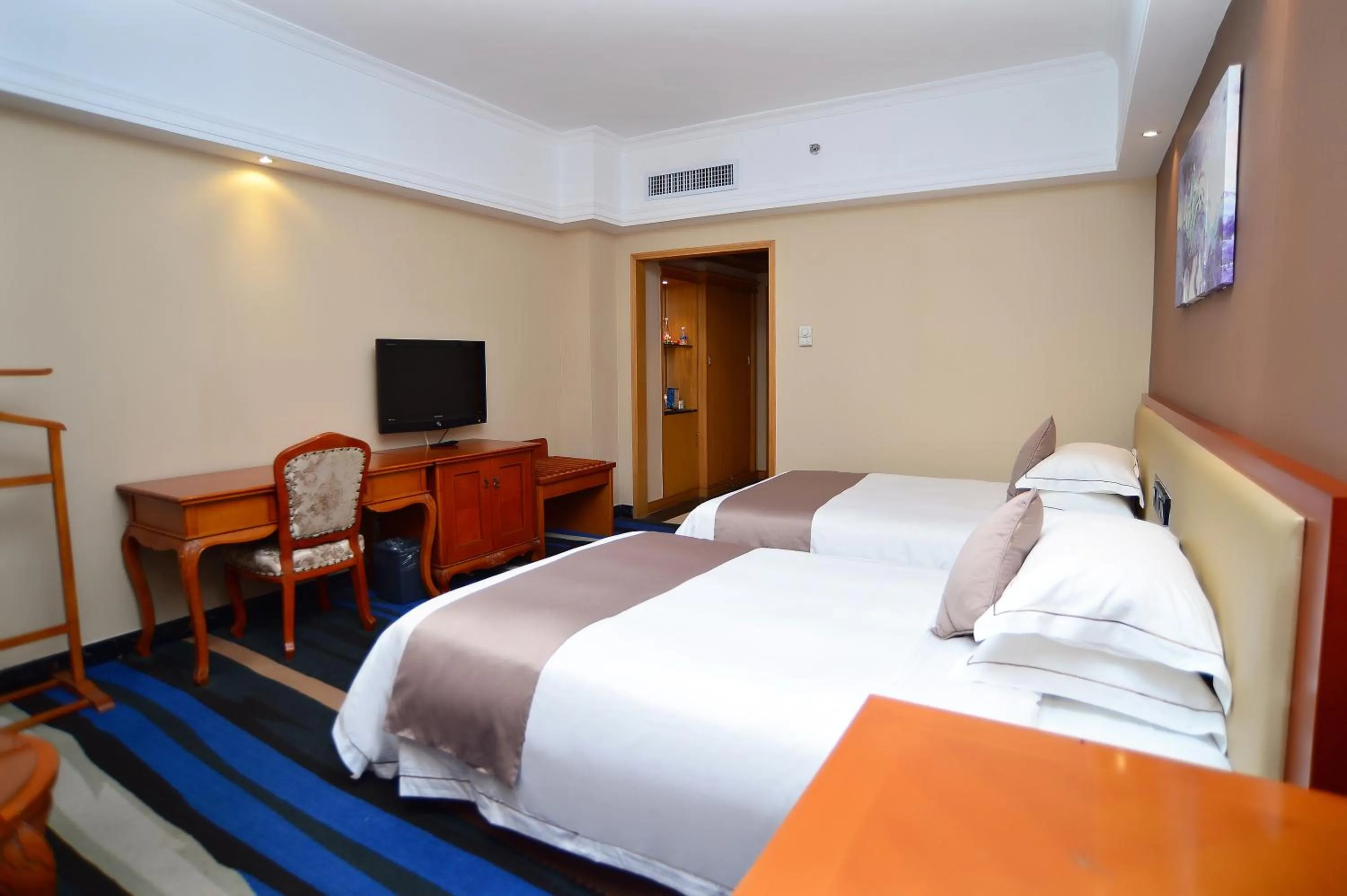 Bed in Shenzhen Kaili Hotel, Guomao Shopping Mall