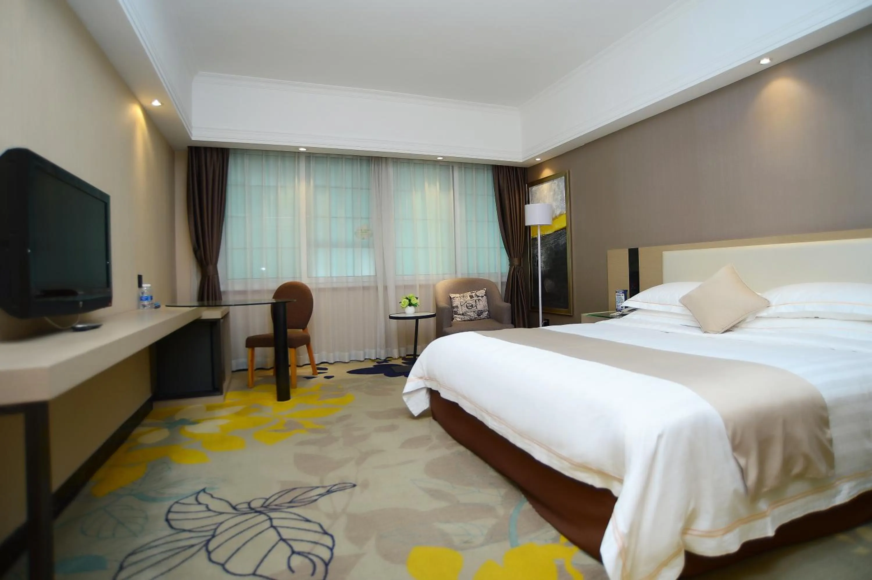 Photo of the whole room, Bed in Shenzhen Kaili Hotel, Guomao Shopping Mall