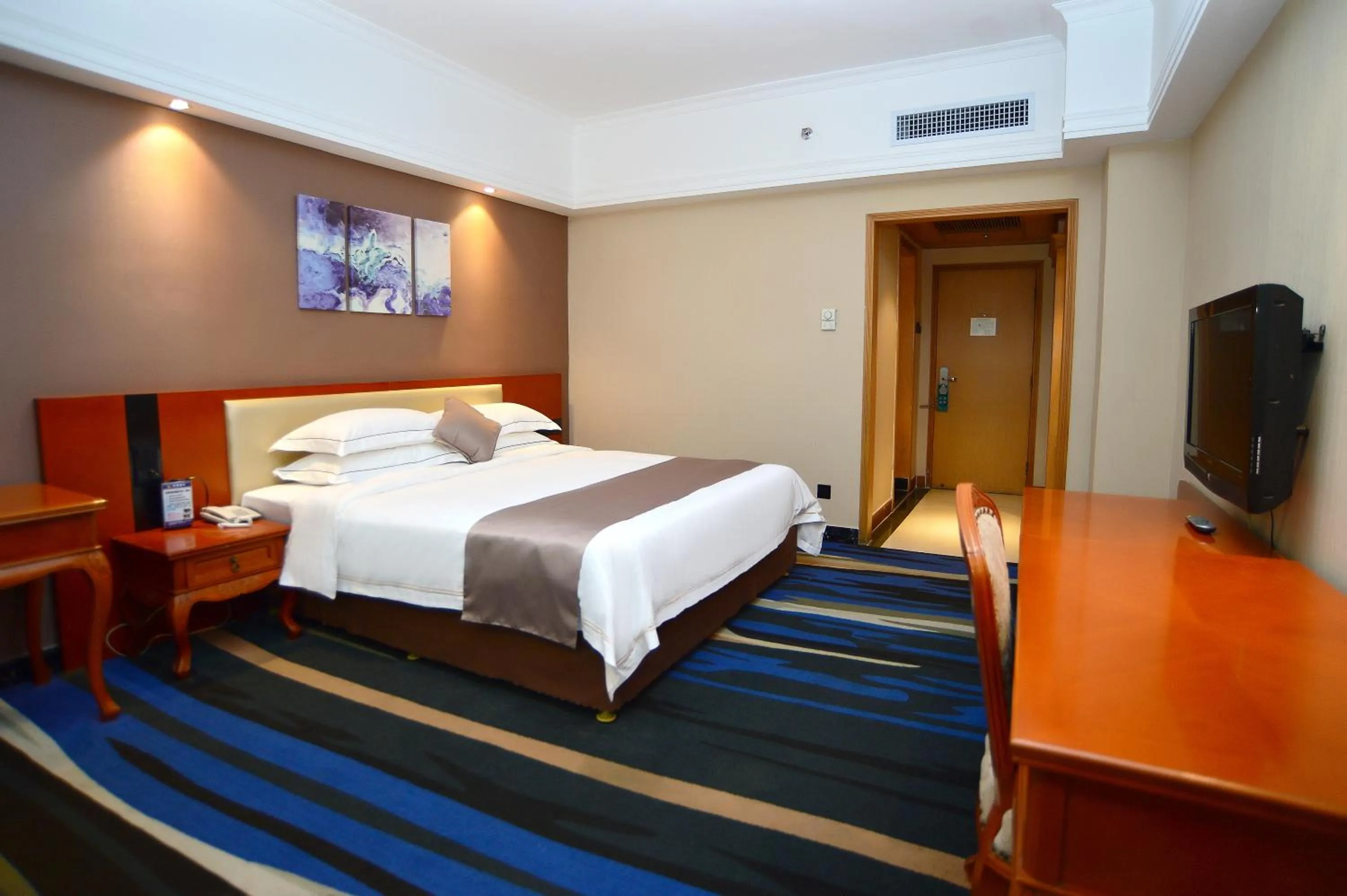 Bed in Shenzhen Kaili Hotel, Guomao Shopping Mall