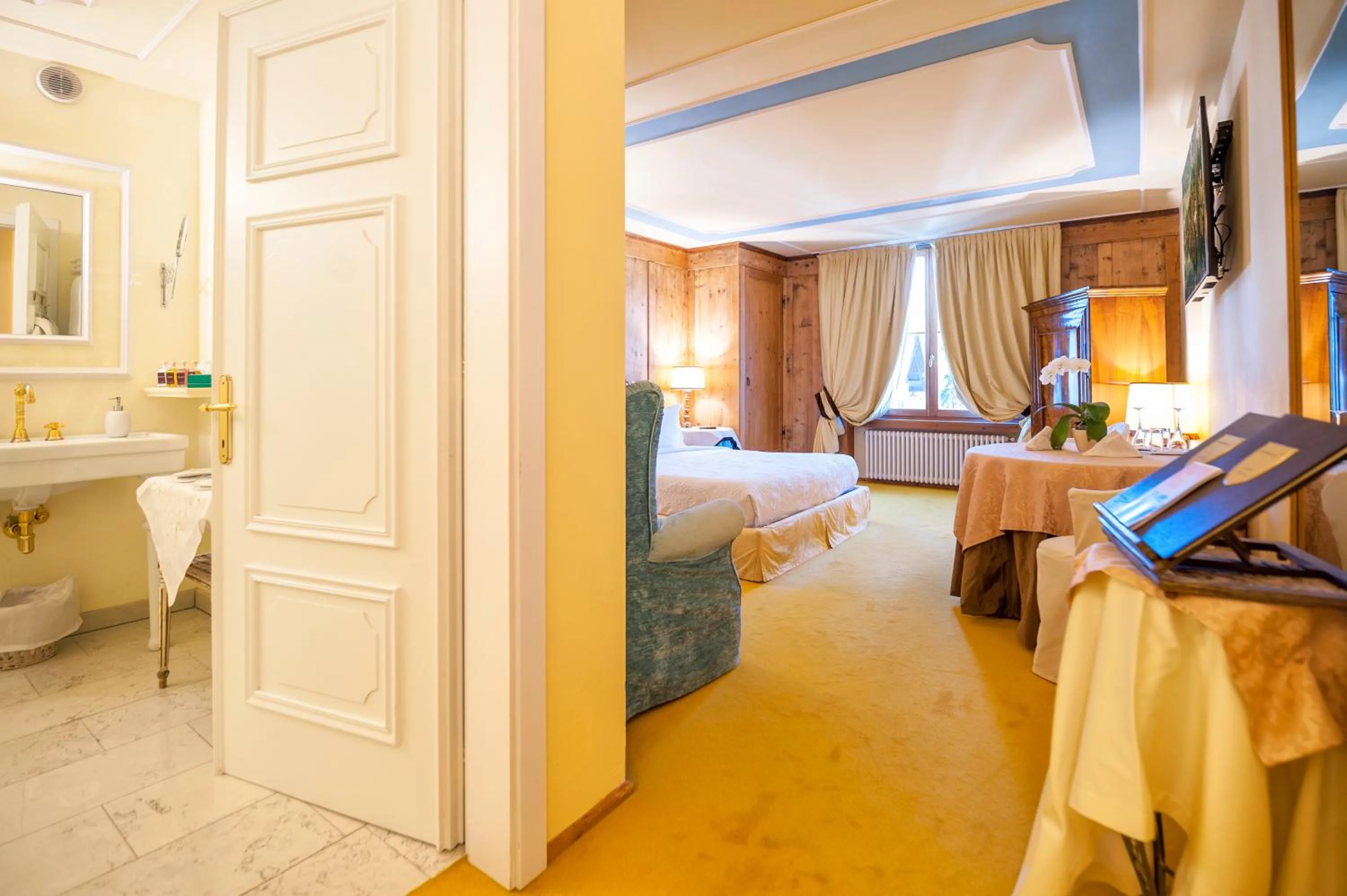 Bathroom, Bed in Villa Orso Grigio