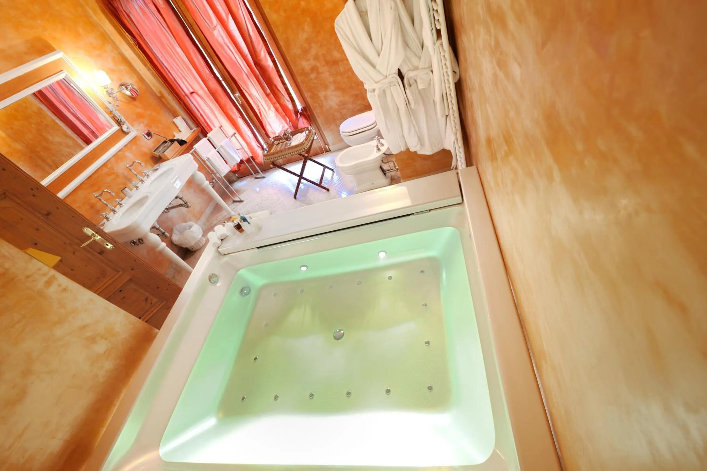 Hot Tub in Villa Orso Grigio