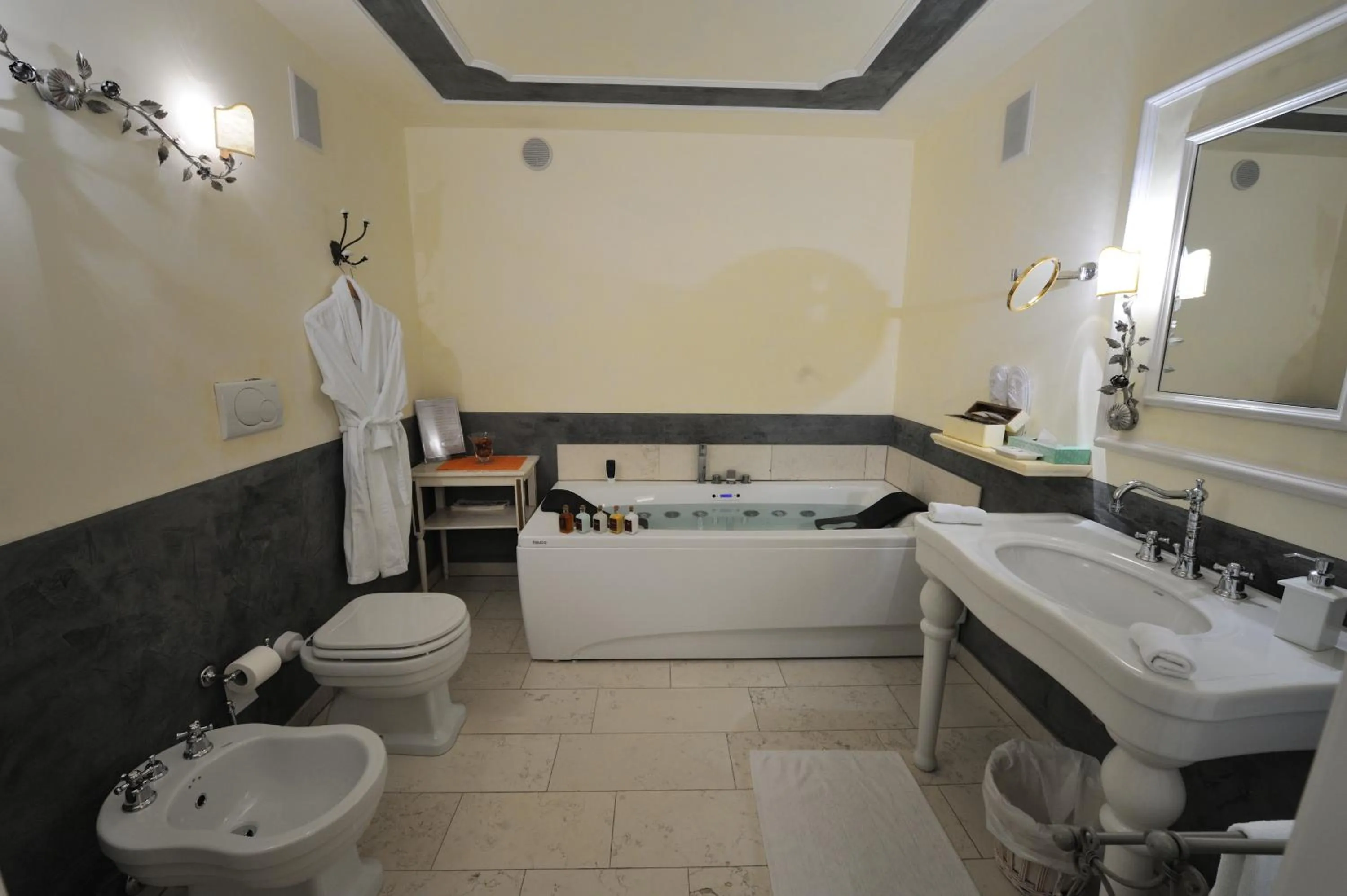 Hot Tub in Villa Orso Grigio