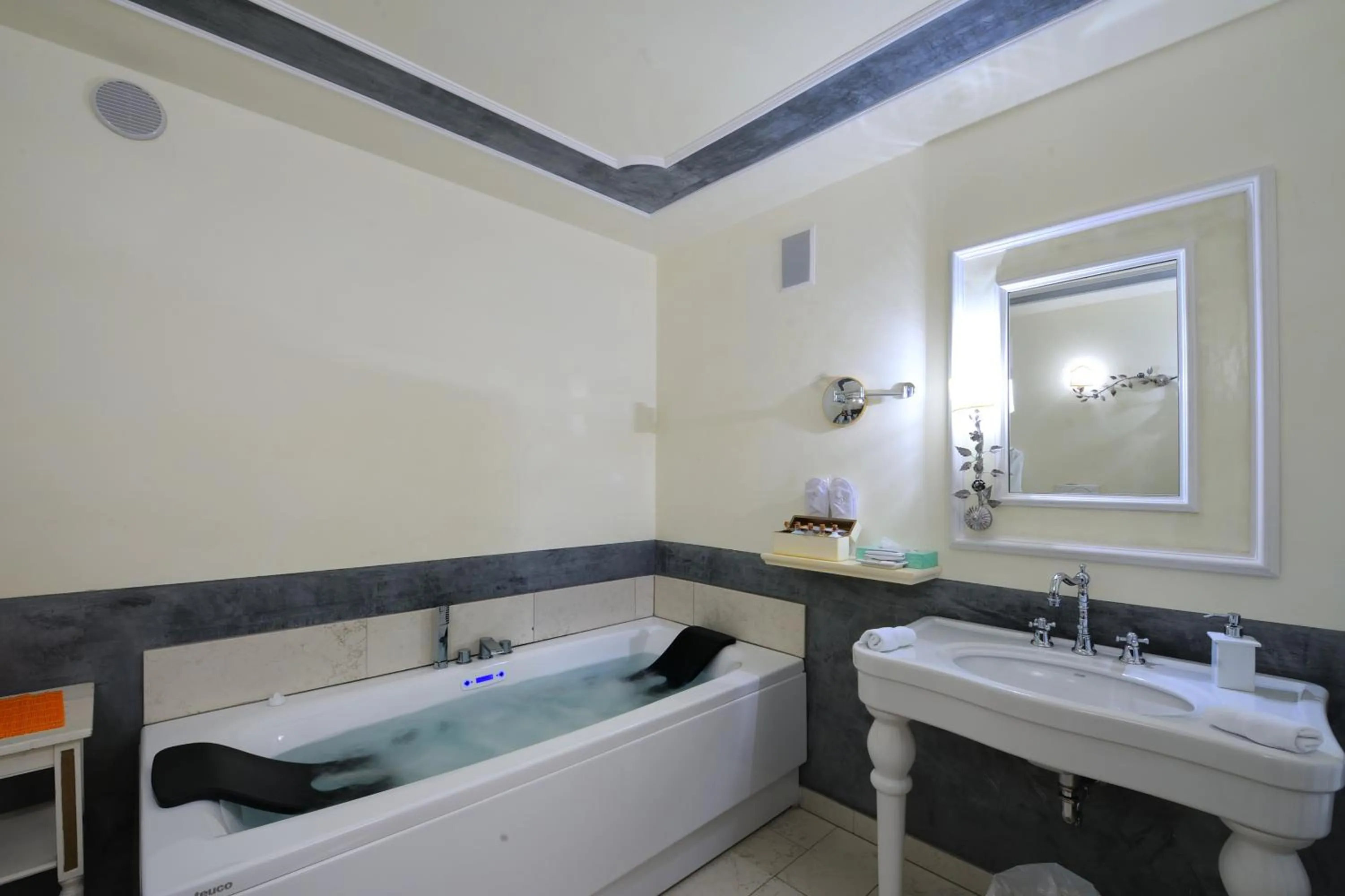 Hot Tub in Villa Orso Grigio