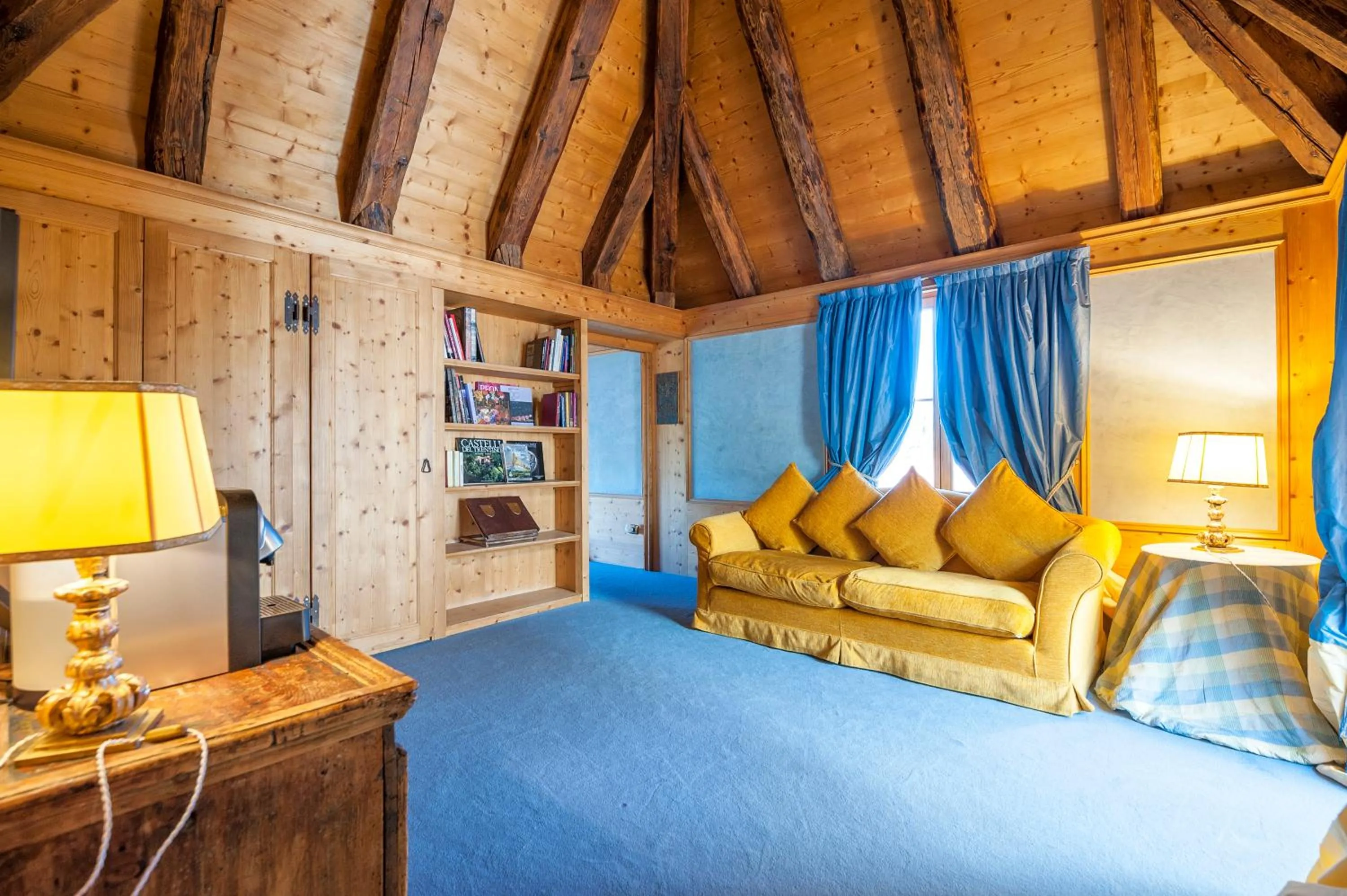 Living room, Bed in Villa Orso Grigio
