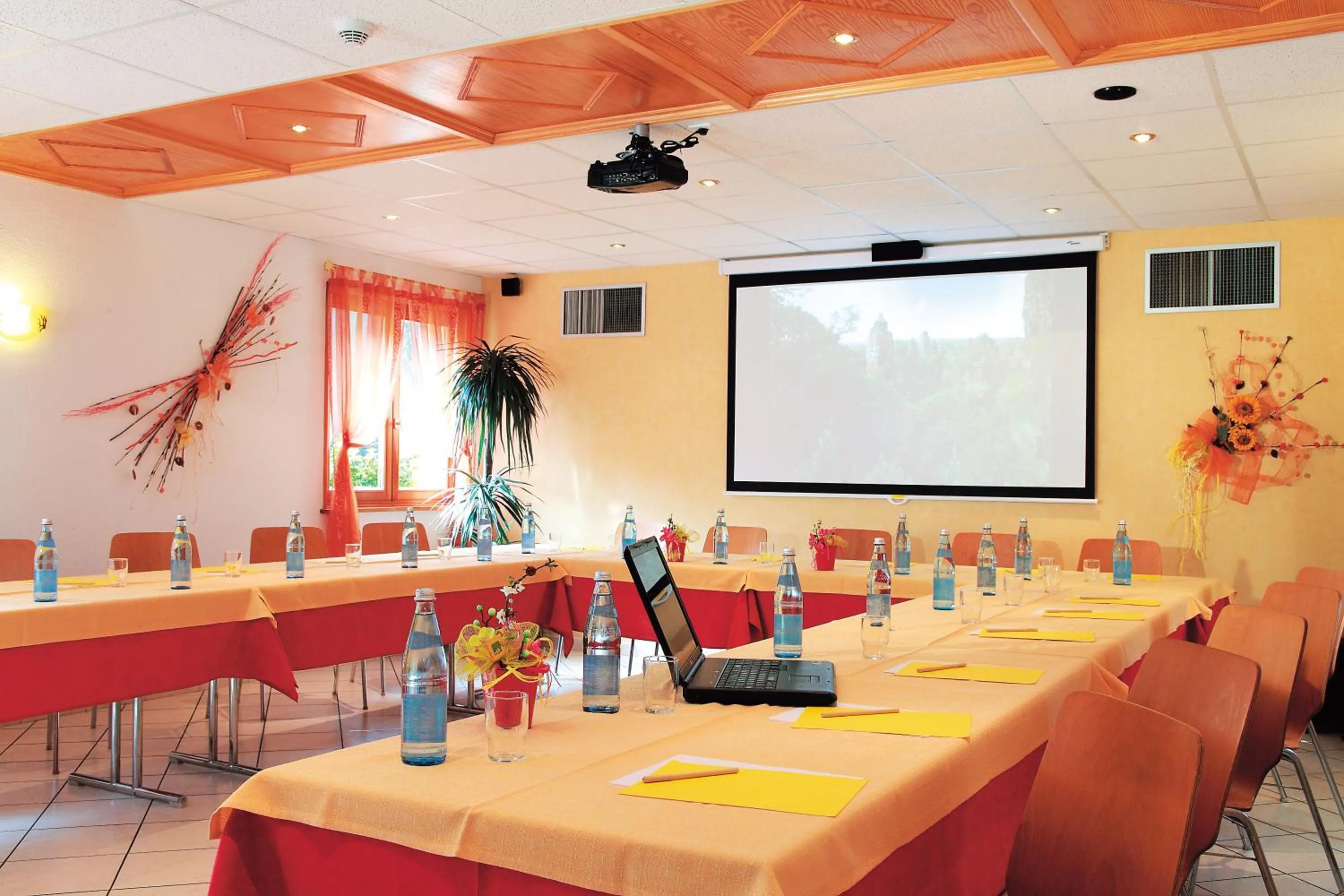 Business facilities in Logis Hôtel Le Vétiné