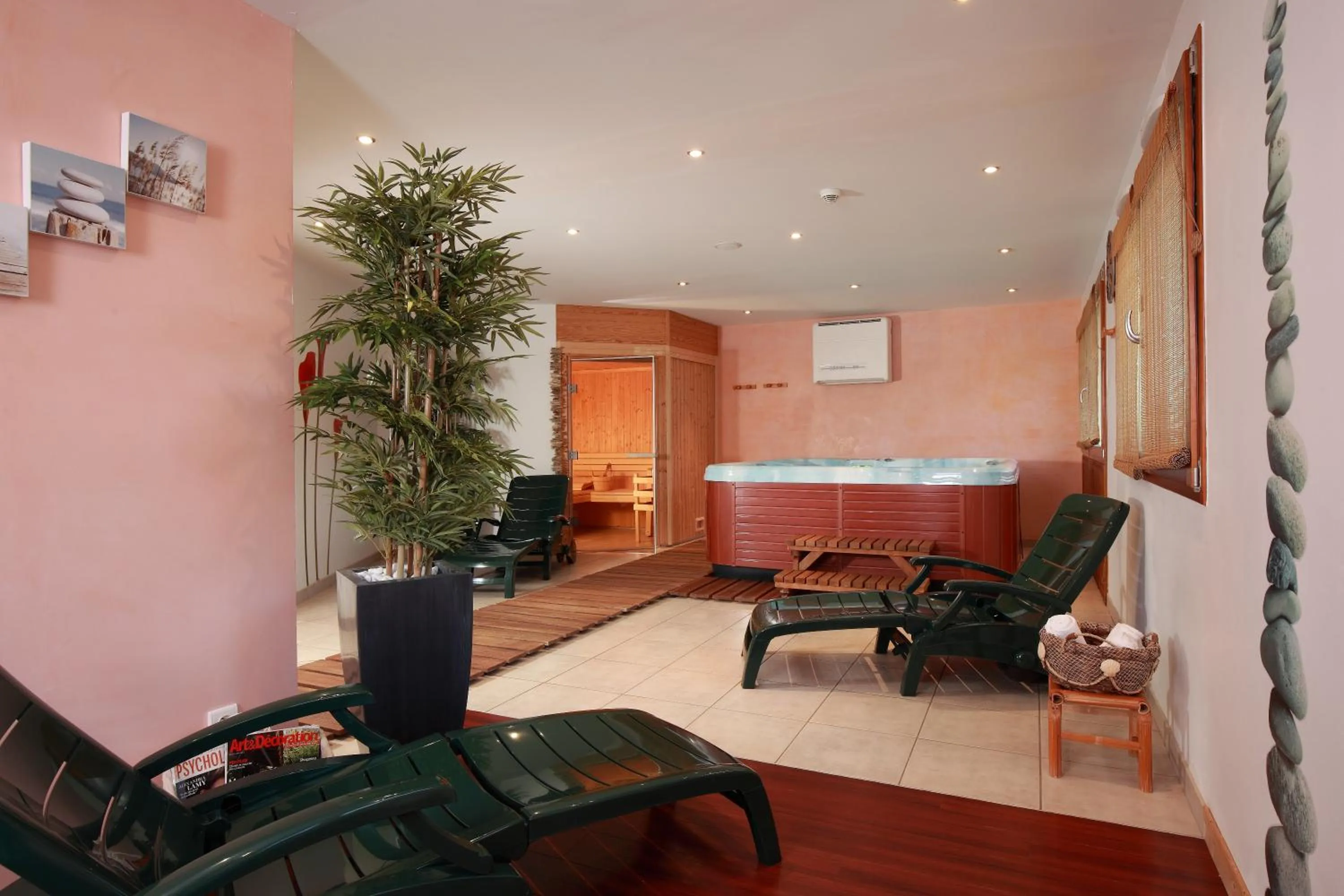 Hot Tub in Logis Hôtel Le Vétiné