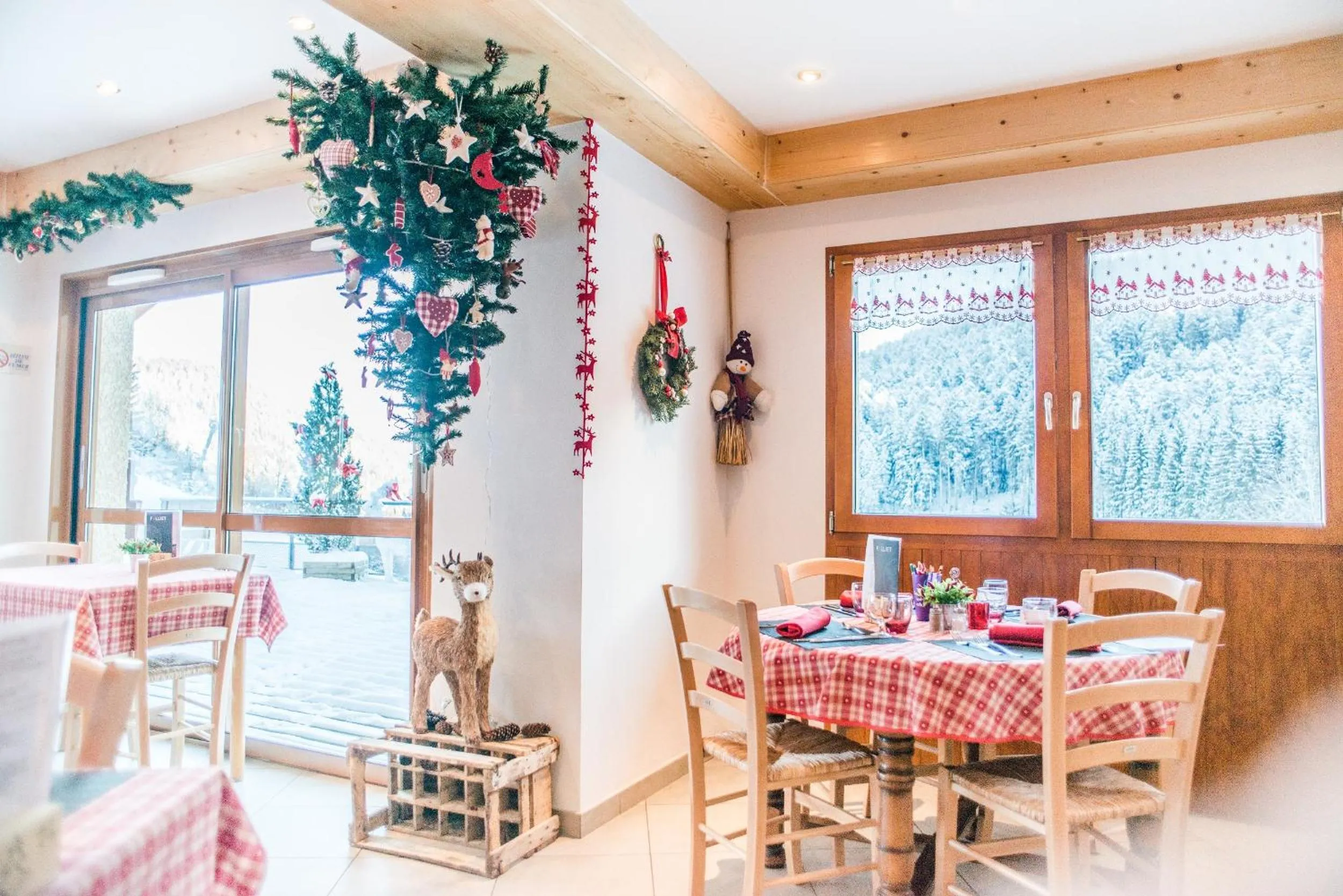 Restaurant/places to eat in Logis Hôtel Le Vétiné