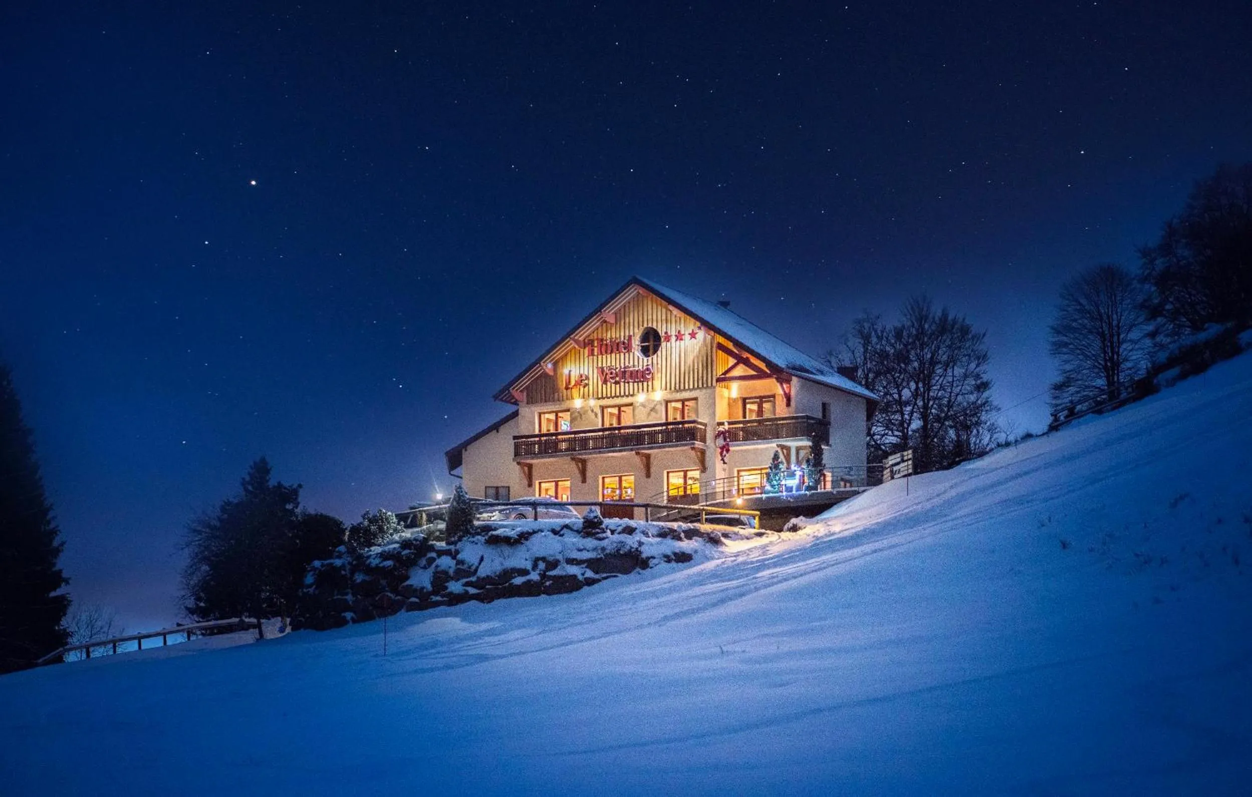 Facade/entrance in Logis Hôtel Le Vétiné
