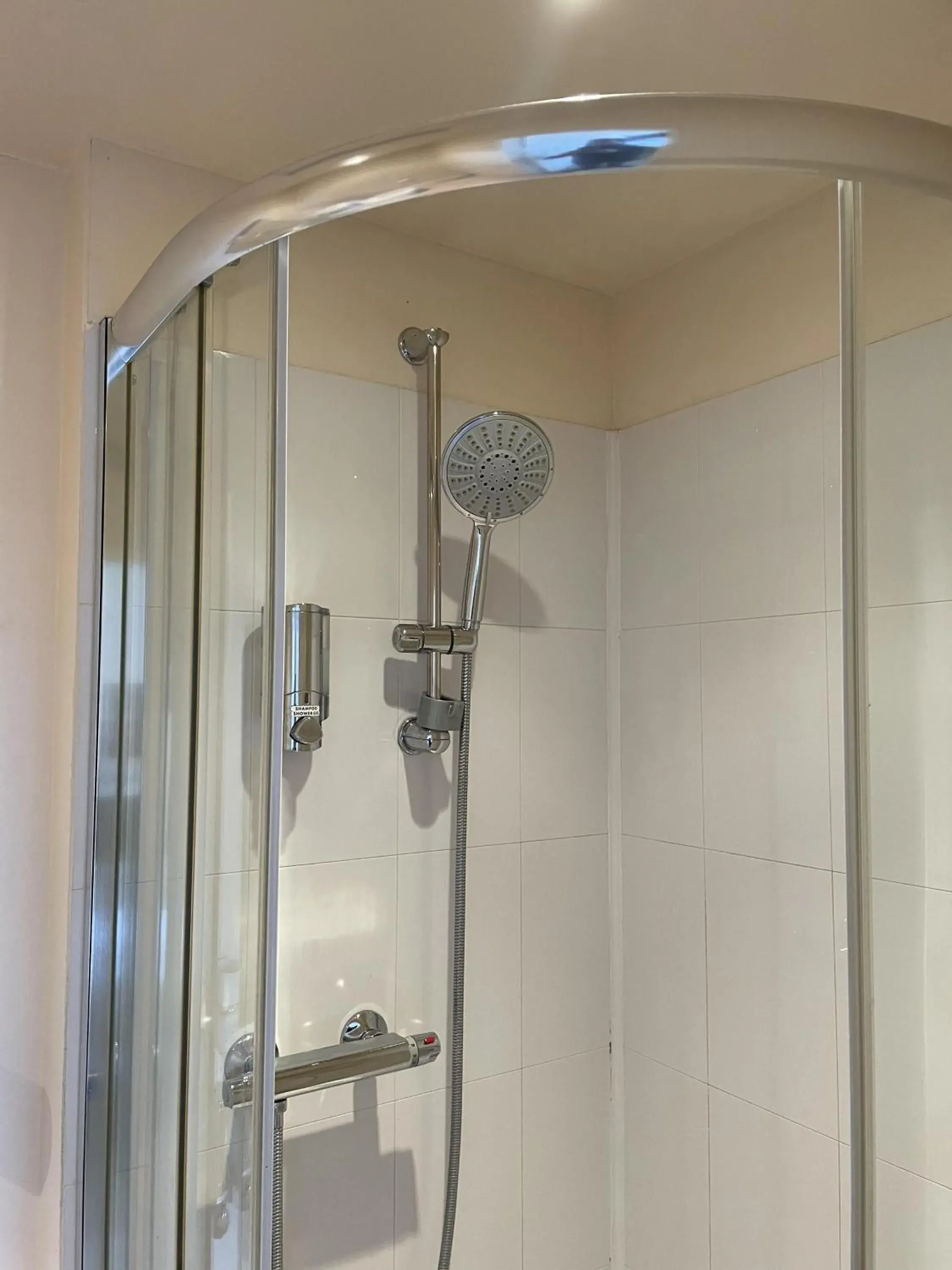 Twin Room with Private Bathroom in Diamonds Lodge near York Hospital Twin Room with Private Bathroom in Diamonds Lodge near York Hospital