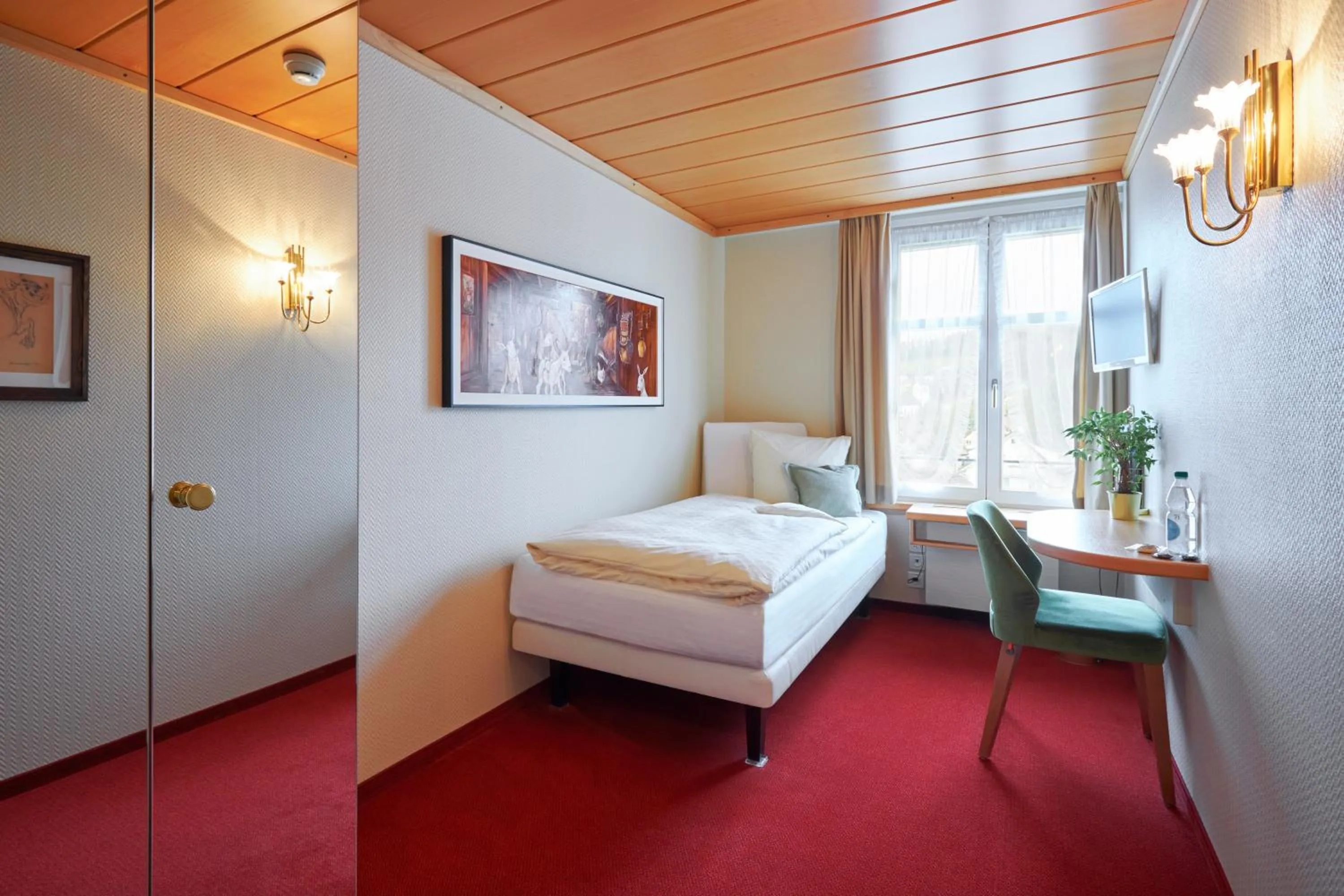 Photo of the whole room, Bed in Hotel & Spezialitätenrestaurant zur Linde