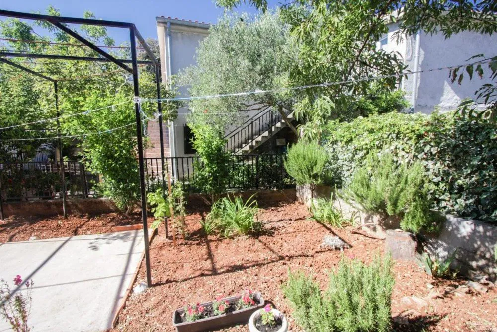 Garden in Apartments Andro