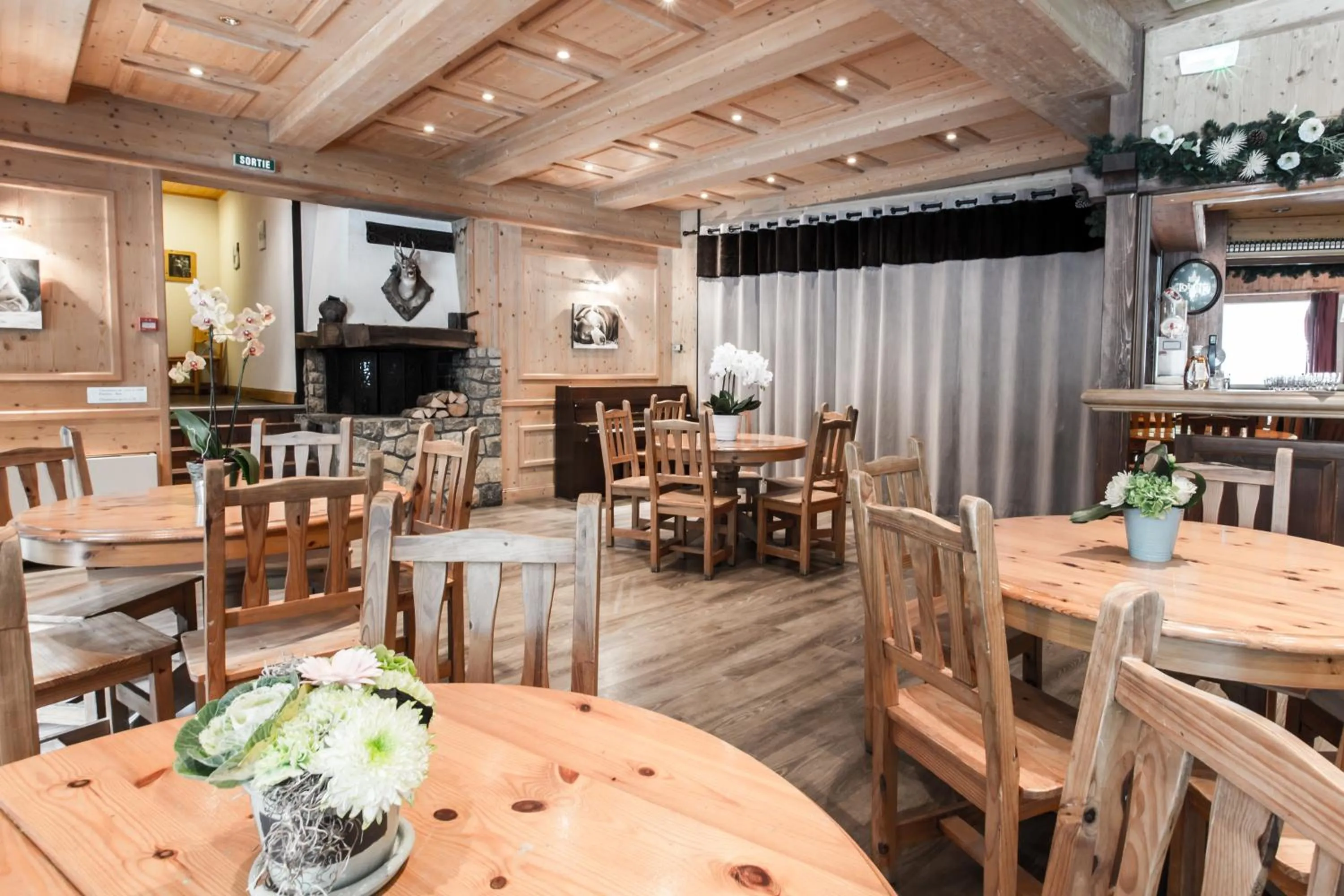 Lounge or bar in Hotel Club Le Crêt