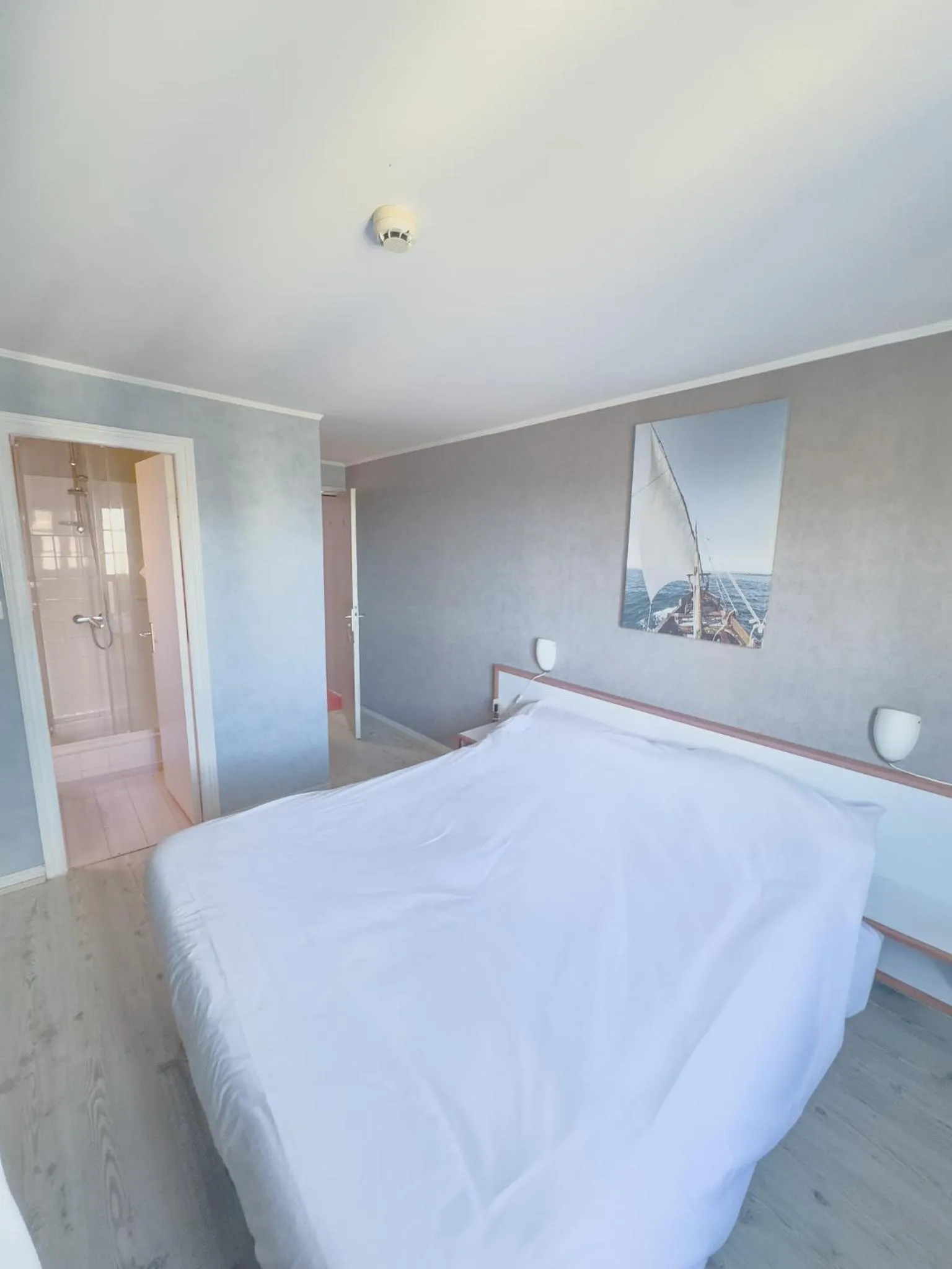 Bed in Logis Hôtel Les Chardons Bleus RESTAURANT LE BISTROT DE LA MER