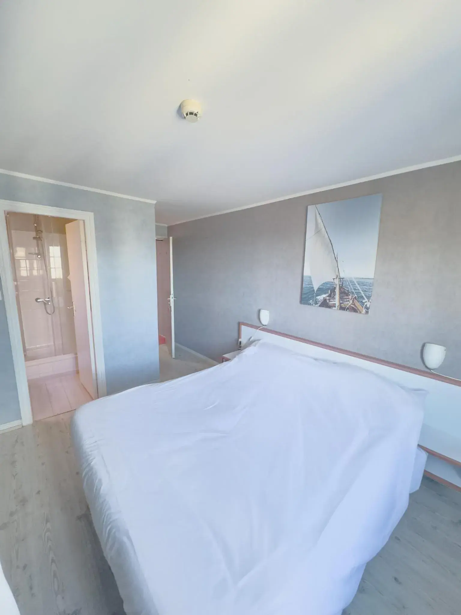 Bed in Logis Hôtel Les Chardons Bleus RESTAURANT LE BISTROT DE LA MER Bed in Logis Hôtel Les Chardons Bleus RESTAURANT LE BISTROT DE LA MER