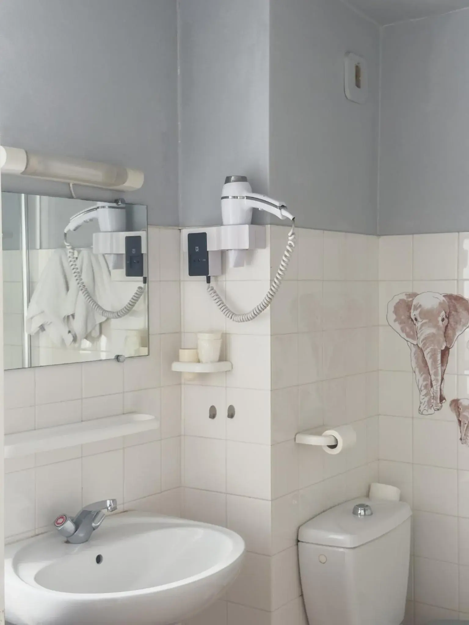 Double Room in Logis Hôtel Les Chardons Bleus RESTAURANT LE BISTROT DE LA MER Double Room in Logis Hôtel Les Chardons Bleus RESTAURANT LE BISTROT DE LA MER