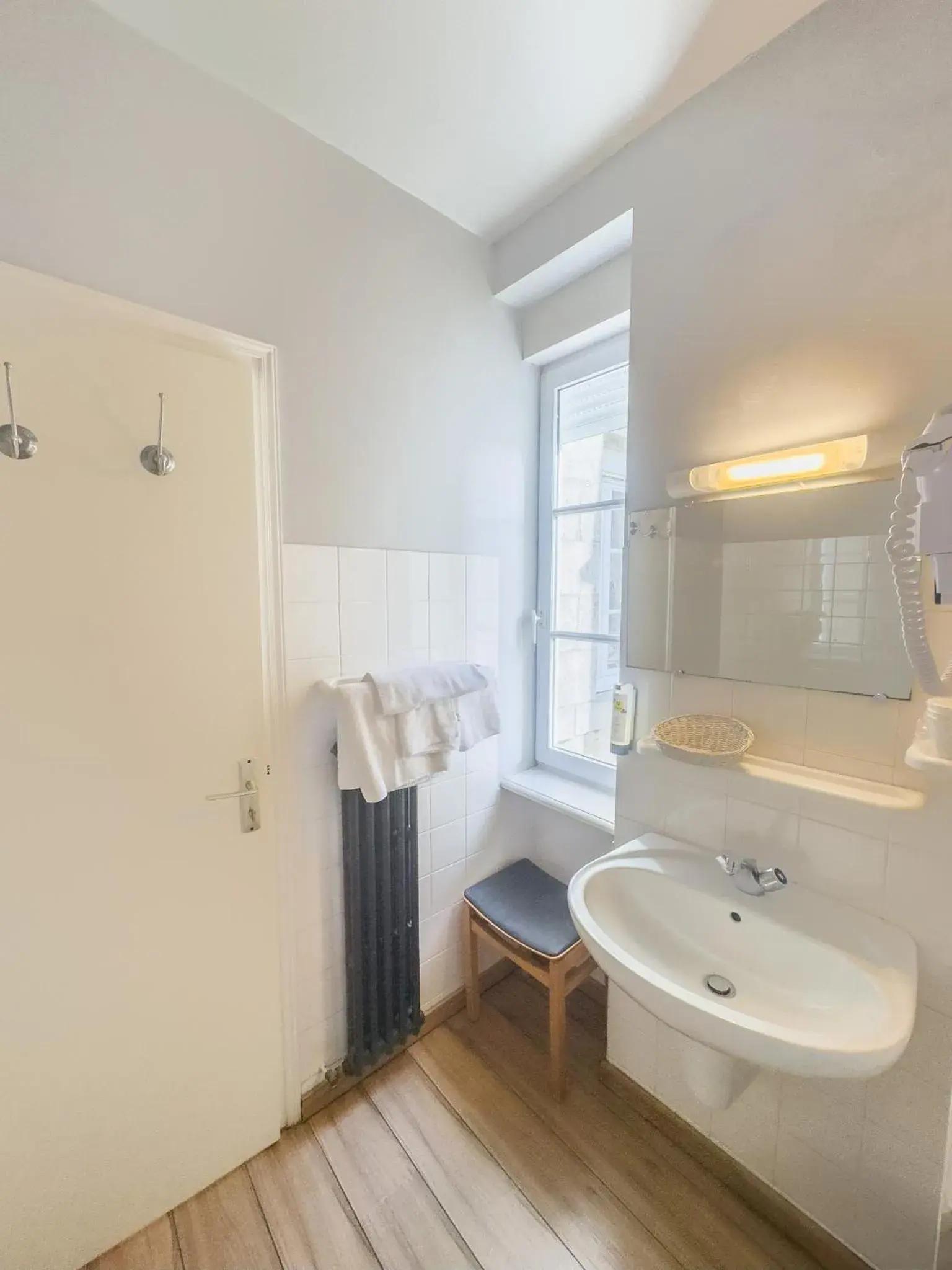 Bed in Logis Hôtel Les Chardons Bleus RESTAURANT LE BISTROT DE LA MER Bed in Logis Hôtel Les Chardons Bleus RESTAURANT LE BISTROT DE LA MER