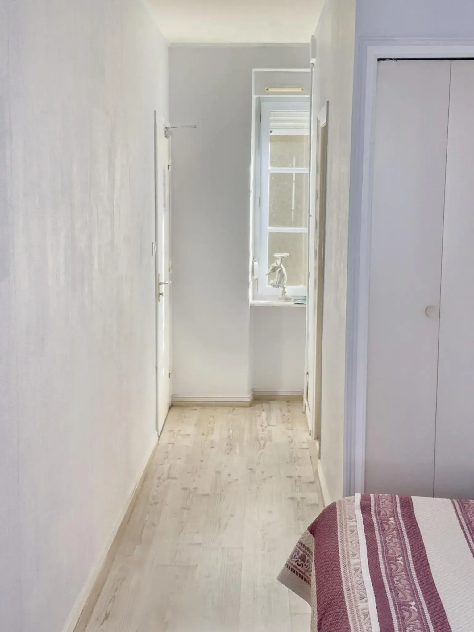 Bed in Logis Hôtel Les Chardons Bleus RESTAURANT LE BISTROT DE LA MER Bed in Logis Hôtel Les Chardons Bleus RESTAURANT LE BISTROT DE LA MER