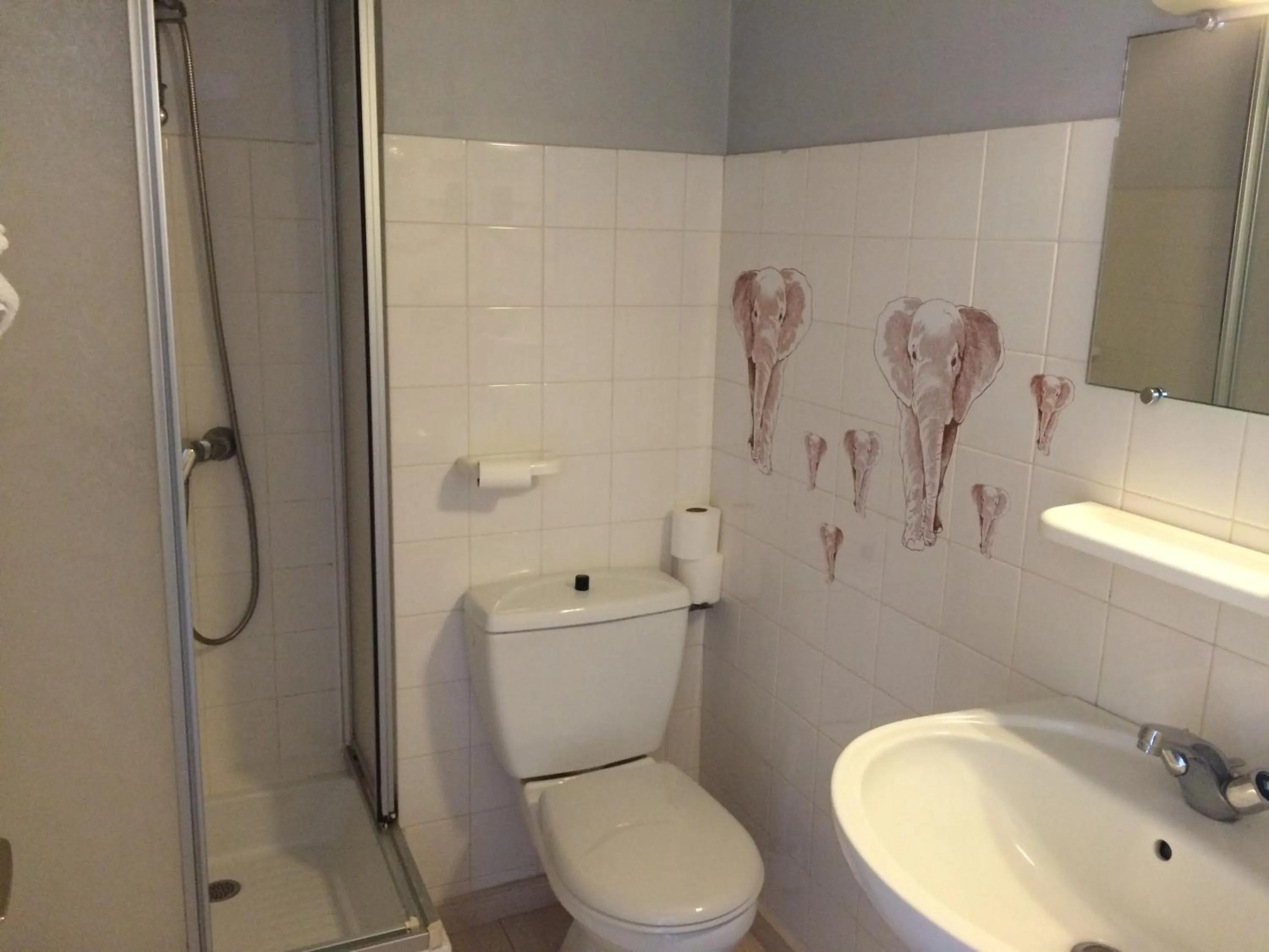 Bathroom in Logis Hôtel Les Chardons Bleus RESTAURANT LE BISTROT DE LA MER