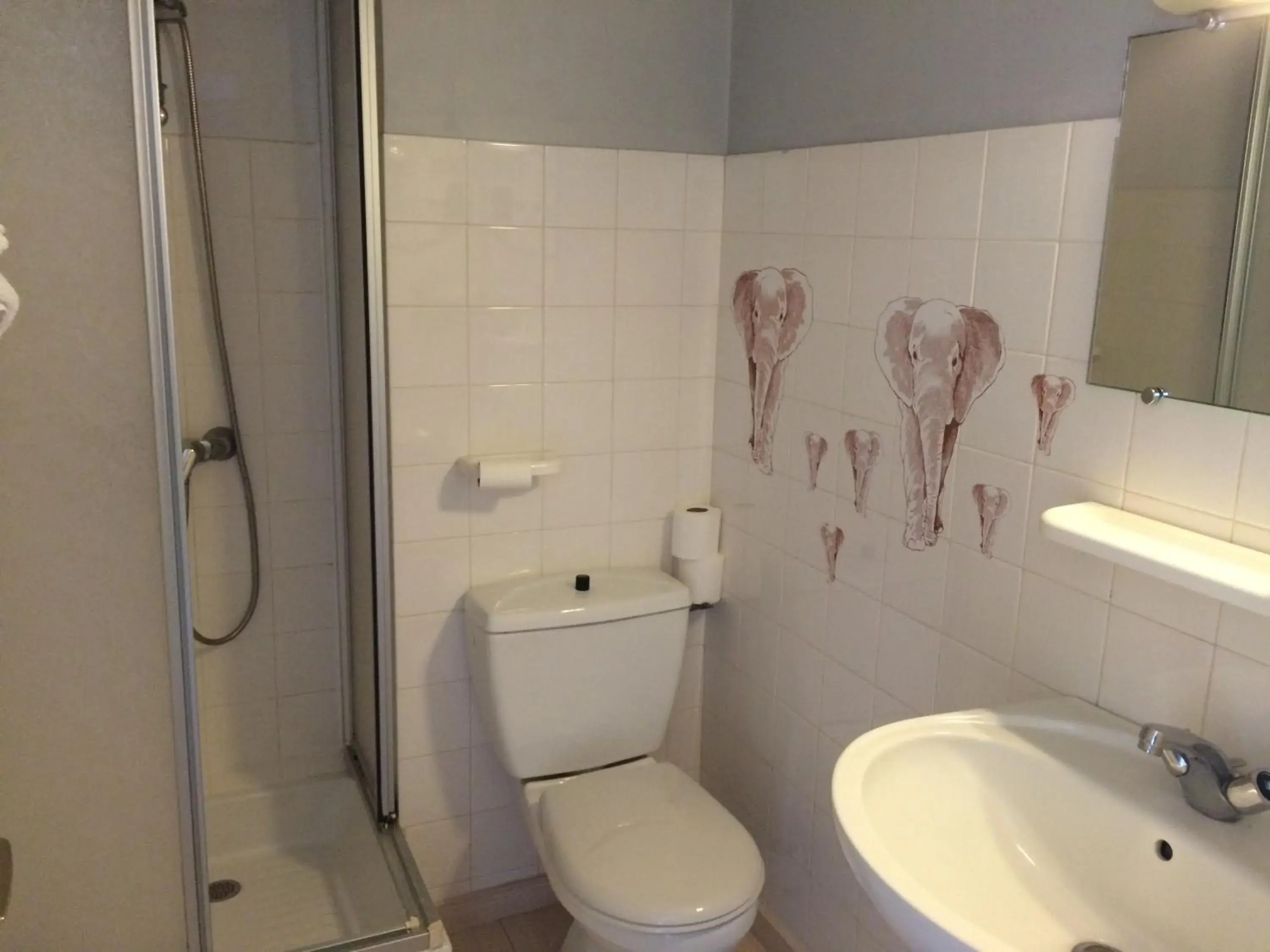 Bathroom in Logis Hôtel Les Chardons Bleus RESTAURANT LE BISTROT DE LA MER Bathroom in Logis Hôtel Les Chardons Bleus RESTAURANT LE BISTROT DE LA MER